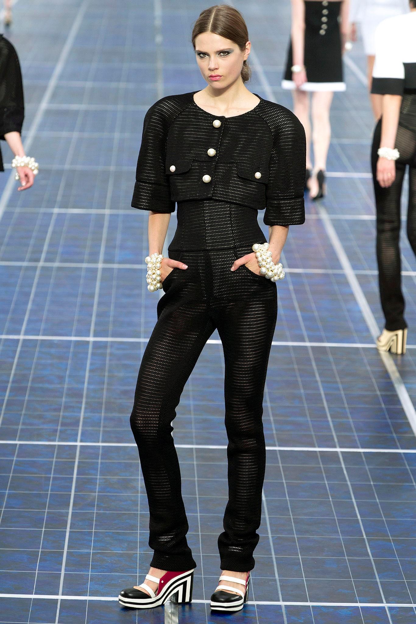 Chanel - CC - Boutons en perle - Veste courte en cuir noir Neuf - En vente à Dubai, AE
