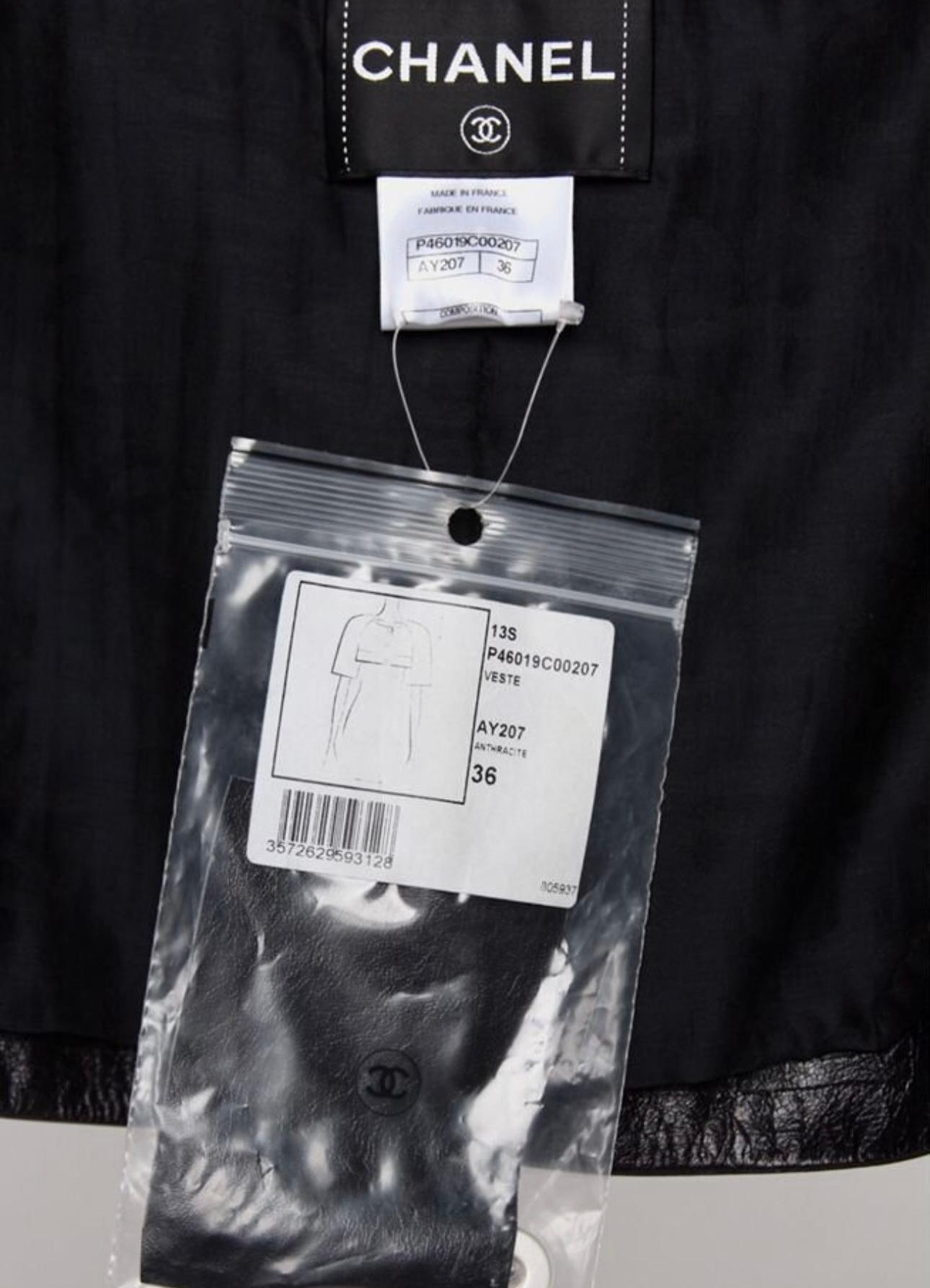 Chanel - CC - Boutons en perle - Veste courte en cuir noir Unisexe en vente