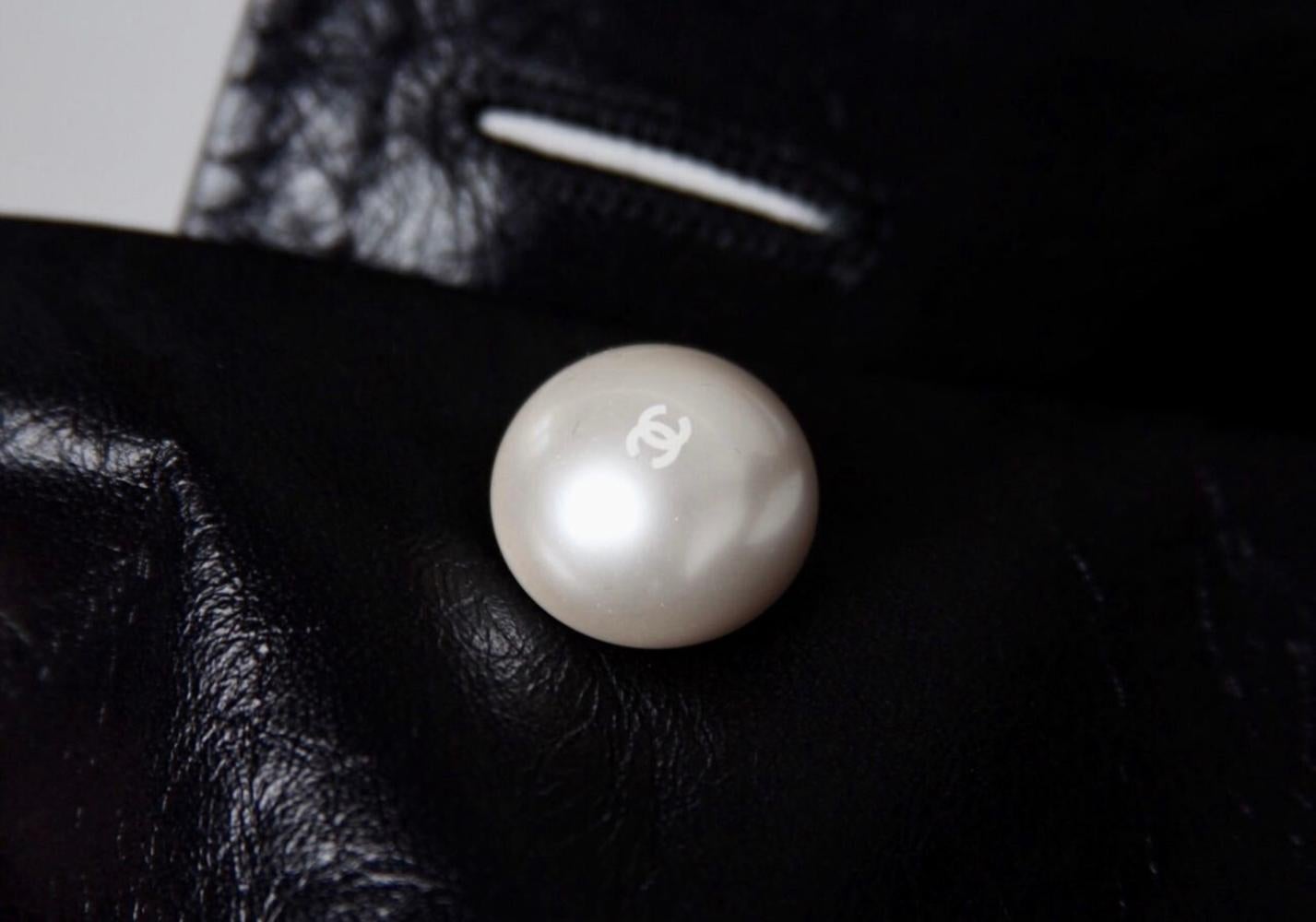 Chanel - CC - Boutons en perle - Veste courte en cuir noir en vente 1