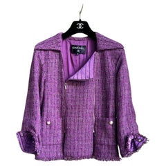 Veste Chanel CC en tweed violet avec boutons perlés