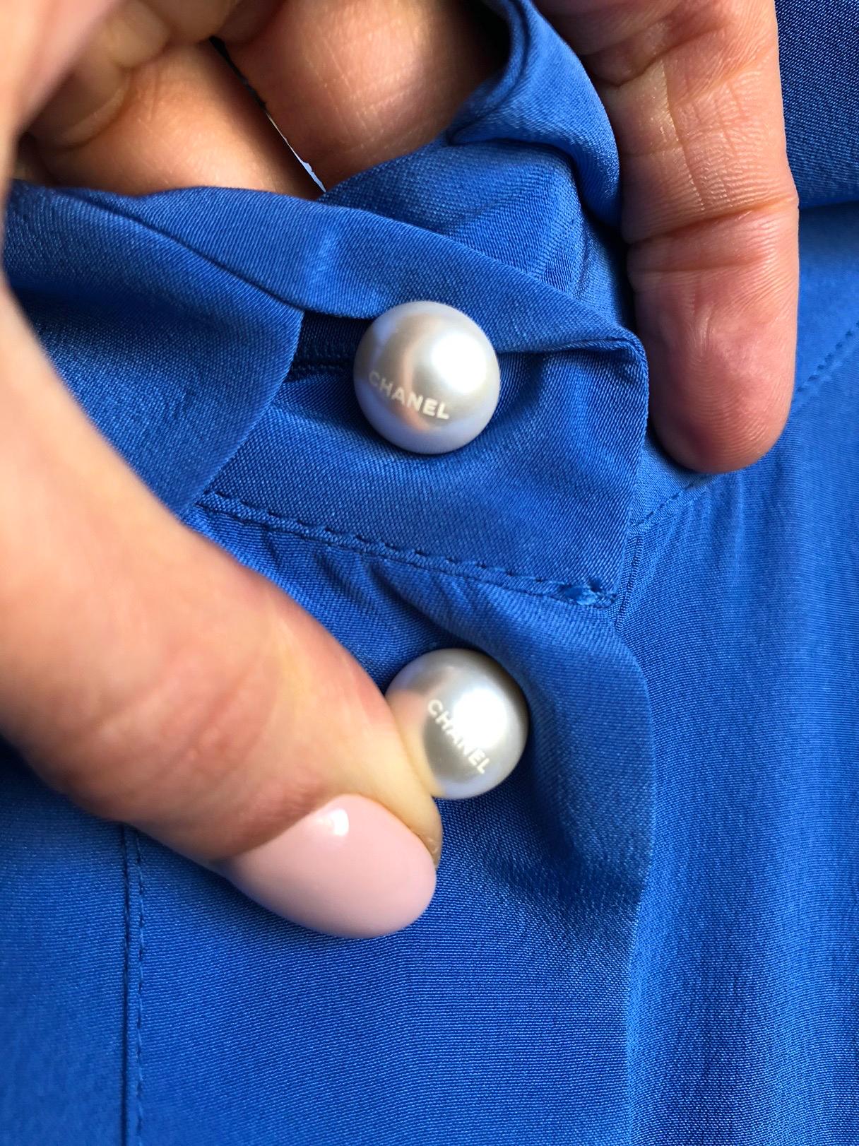 Chanel CC Pearl Buttons Royal Blue Silk Pleated Shirt Dress In Excellent Condition For Sale In Dubai, AE