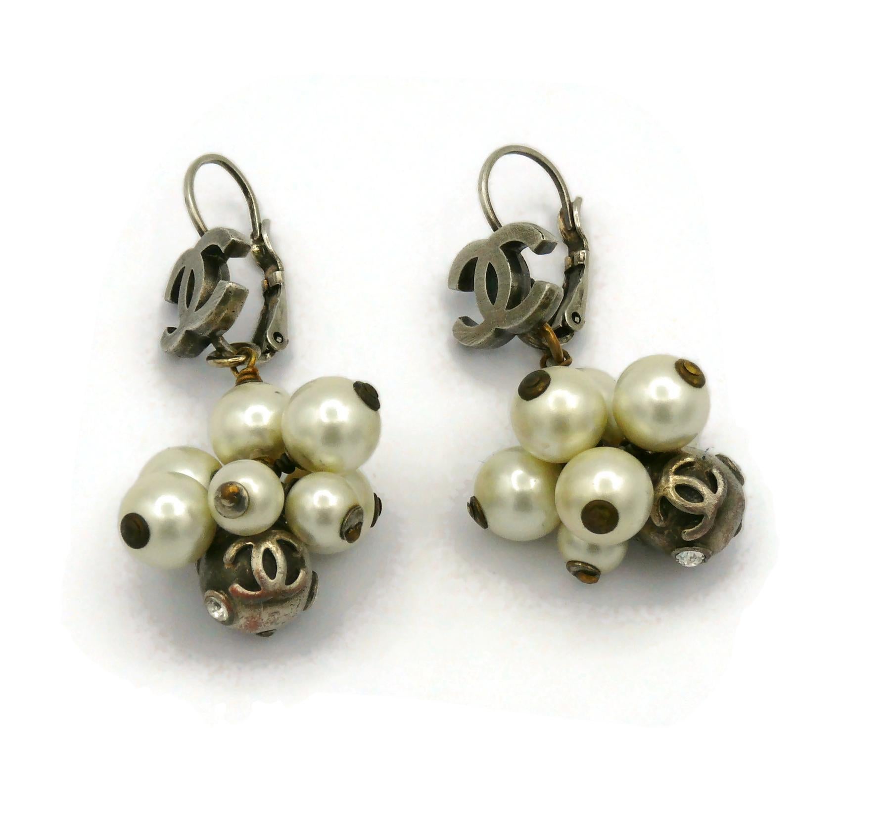 CHANEL CC Pearl Cluster Keeper Earrings, Fall 2004 In Good Condition For Sale In Nice, FR