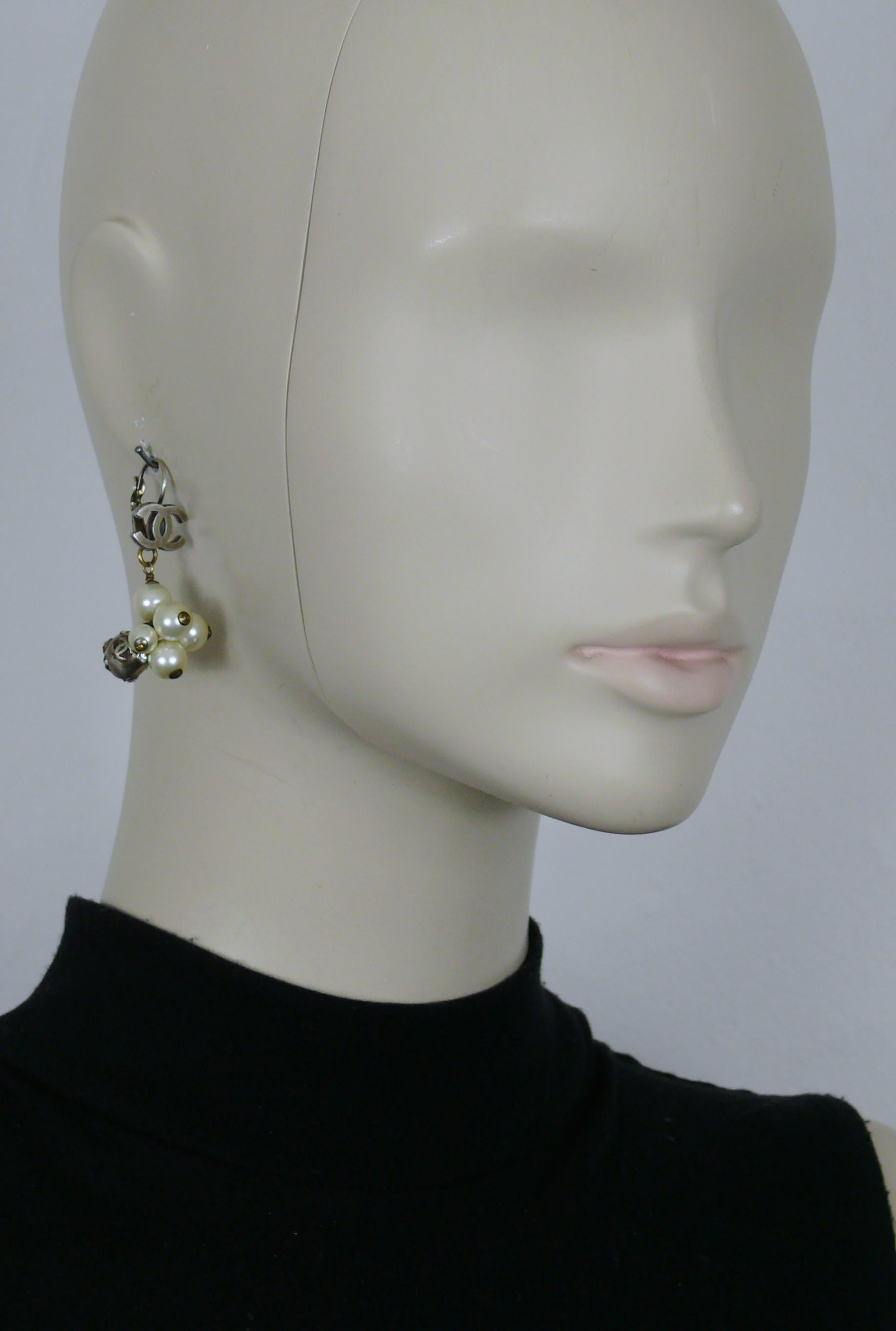 CHANEL antiqued silver tone keeper earrings (for pierced ears) with CC logo featuring a cluster of faux pearls and a metal ball with CC logos and clear crystals.

Fall 2004 Collection.

Embossed CHANEL 04 A Made in France.

Indicative measurements :