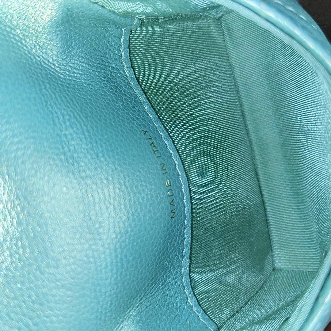 Chanel CC Pearl Coin Card Holder with Chain Quilted Green Caviar Leather Gold Ha In Excellent Condition In AUBERVILLIERS, FR