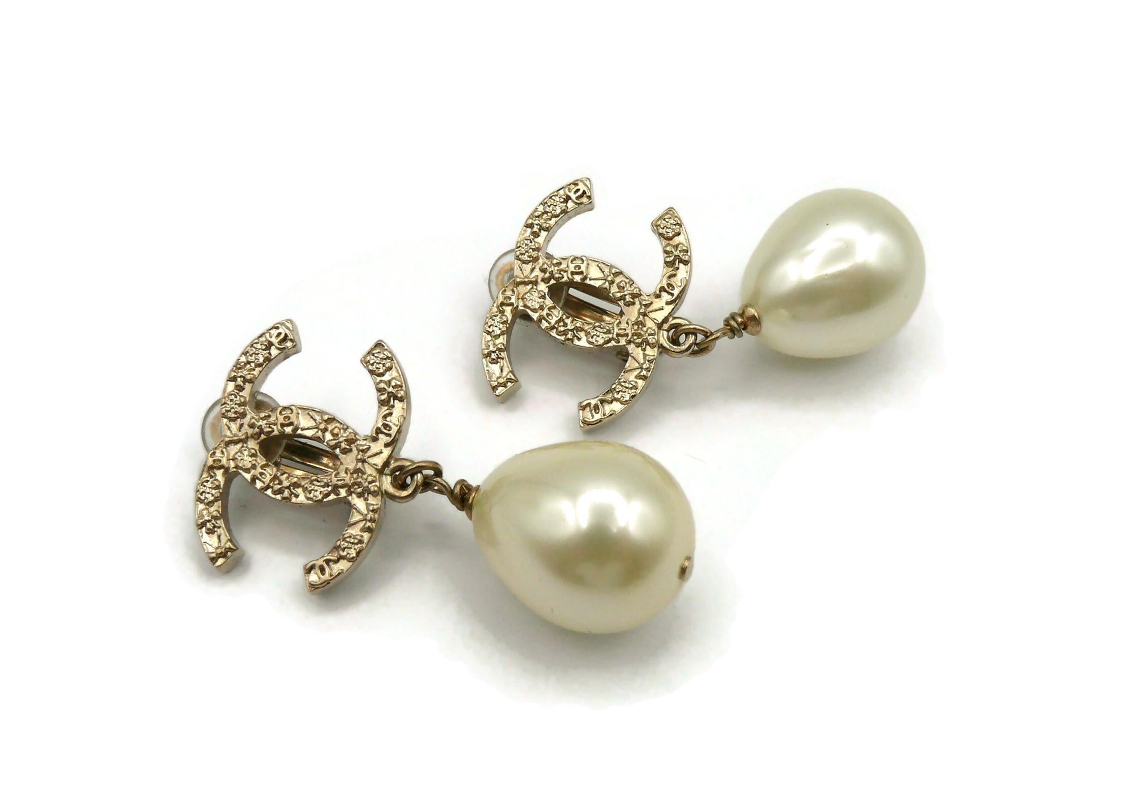 CHANEL CC Pearl Dangling Earrings In Excellent Condition In Nice, FR