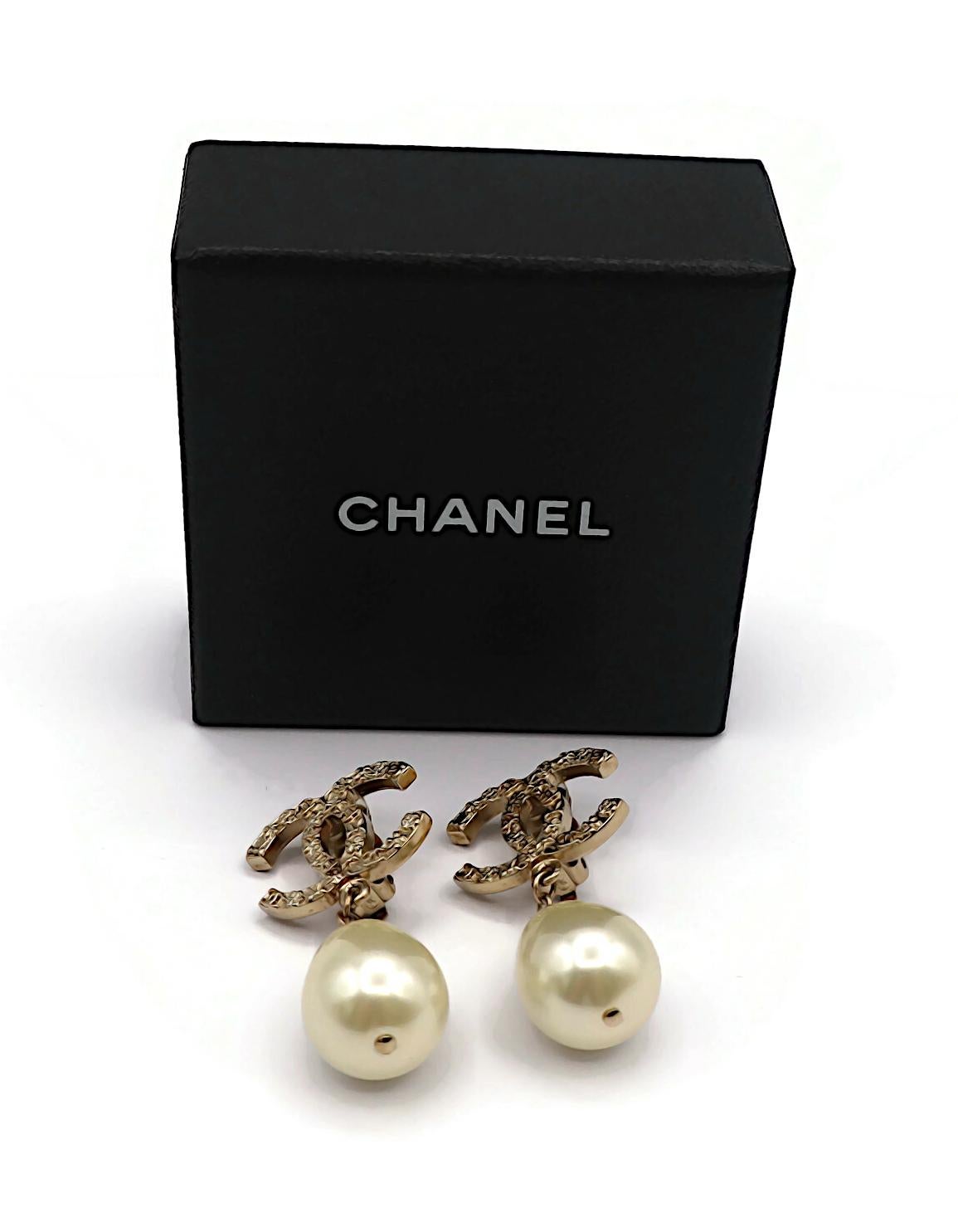 CHANEL CC Pearl Dangling Earrings In Good Condition For Sale In Nice, FR