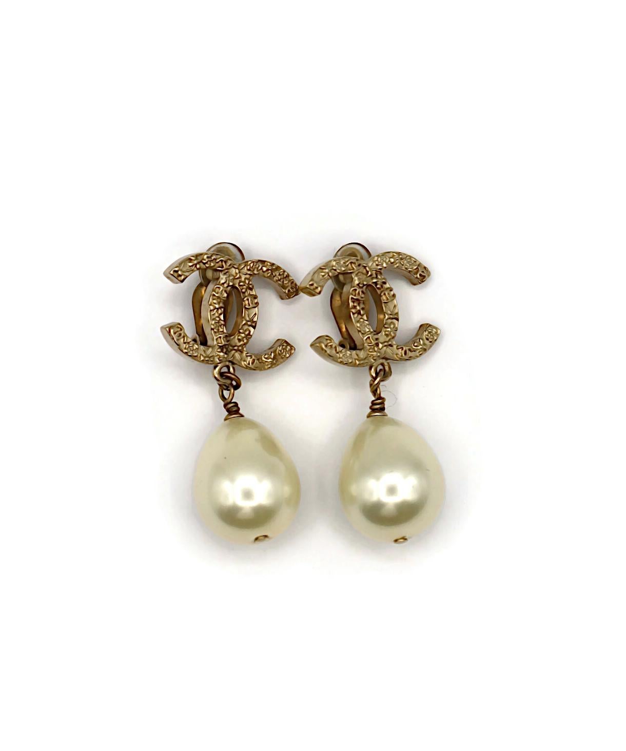 Women's CHANEL CC Pearl Dangling Earrings For Sale