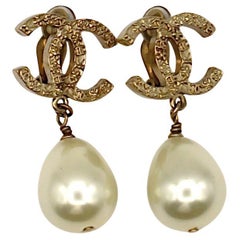 CHANEL CC Pendientes colgantes de perlas