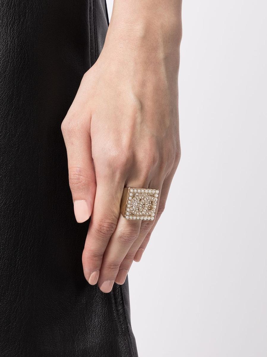 A modern re-interpretation of a signet ring, this ring has been inspired by the iconic Chanel founder who would never be seen without her pearls or signet ring on her little finger. From the 2021 collection, this pre-owned ring showcases the Maisons
