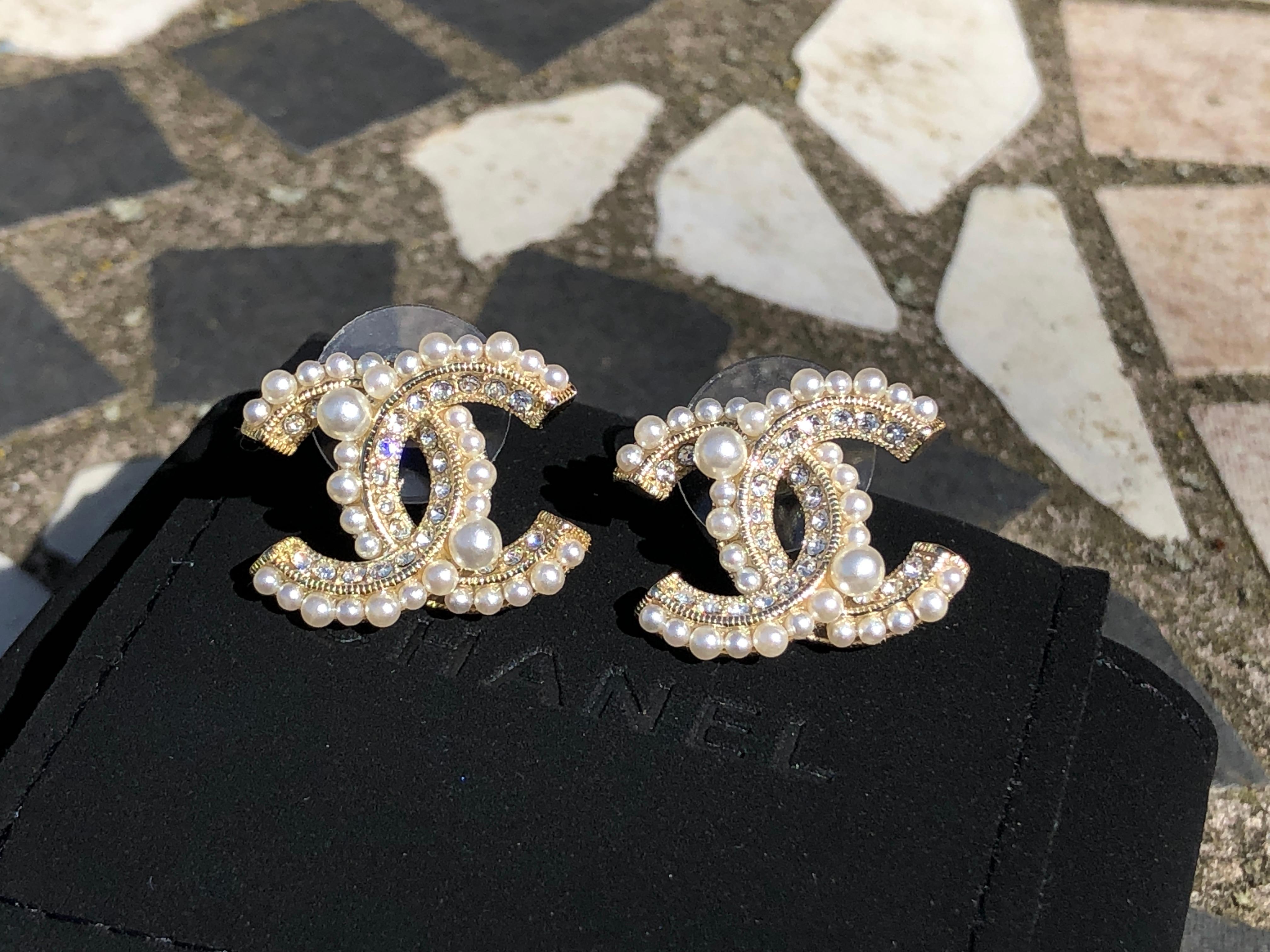chanel pearl stud earrings