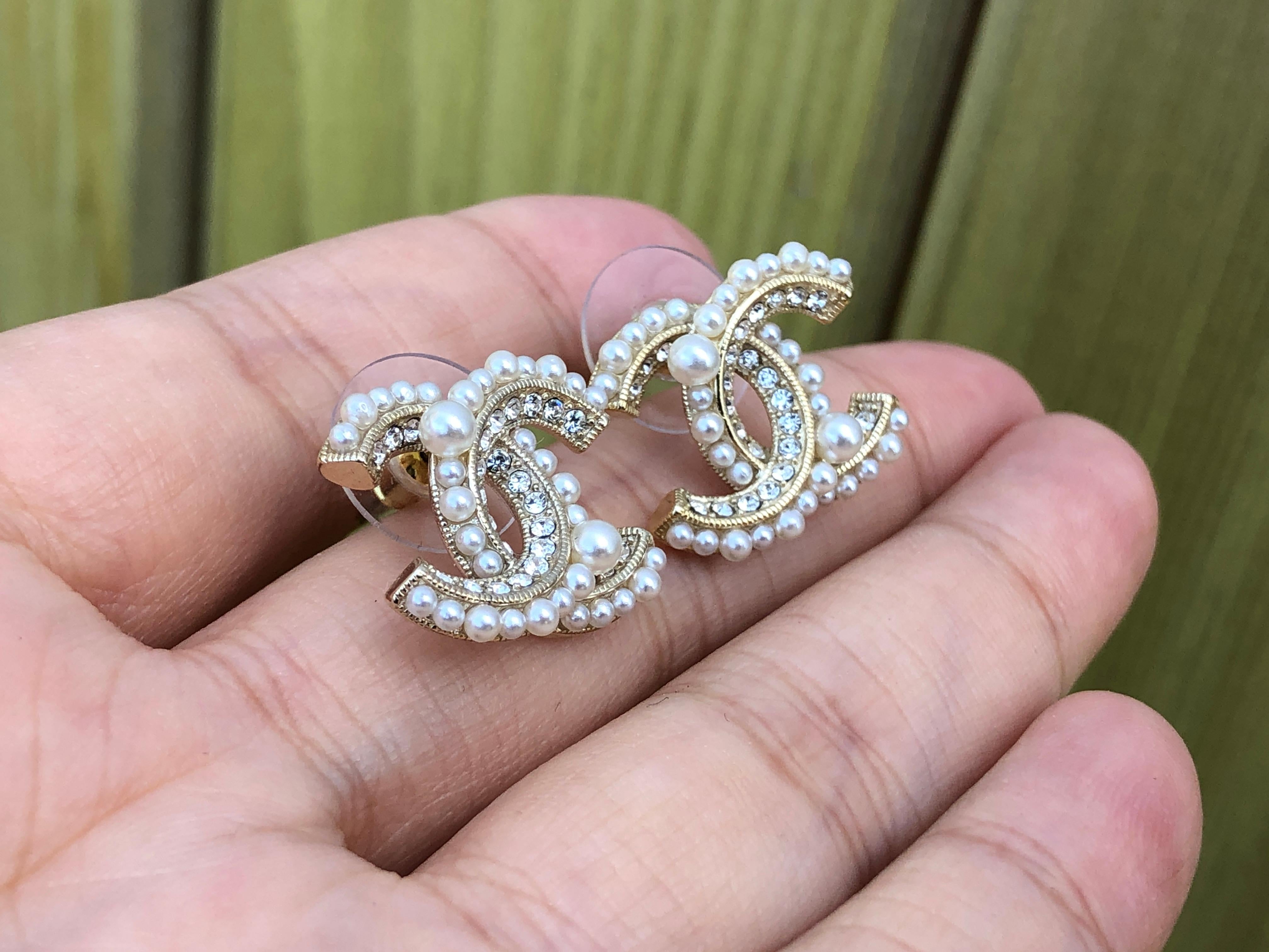 Chanel CC Pearl Stud Earrings In Excellent Condition In Banbury, GB