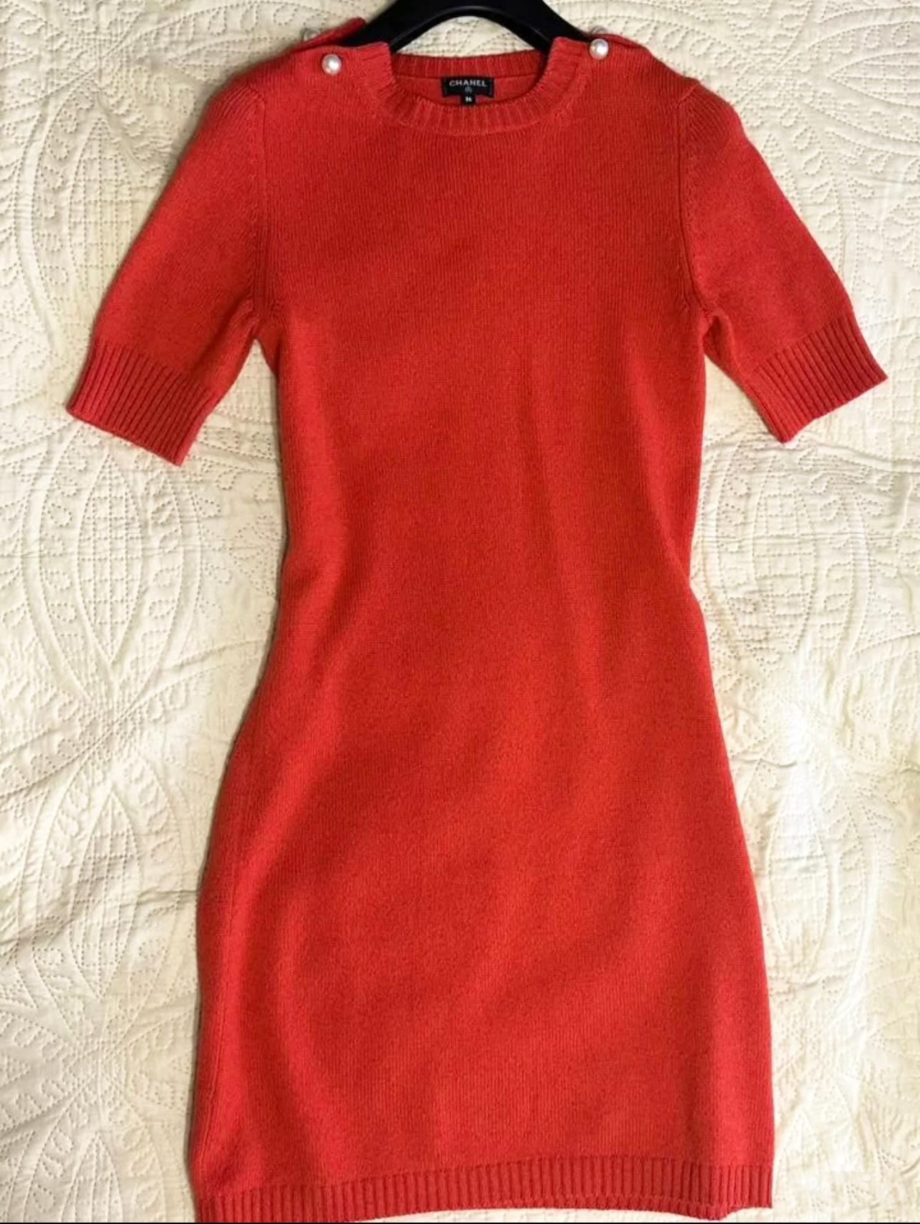 Chanel CC Pearls Red Cashmere Dress In Excellent Condition For Sale In Dubai, AE