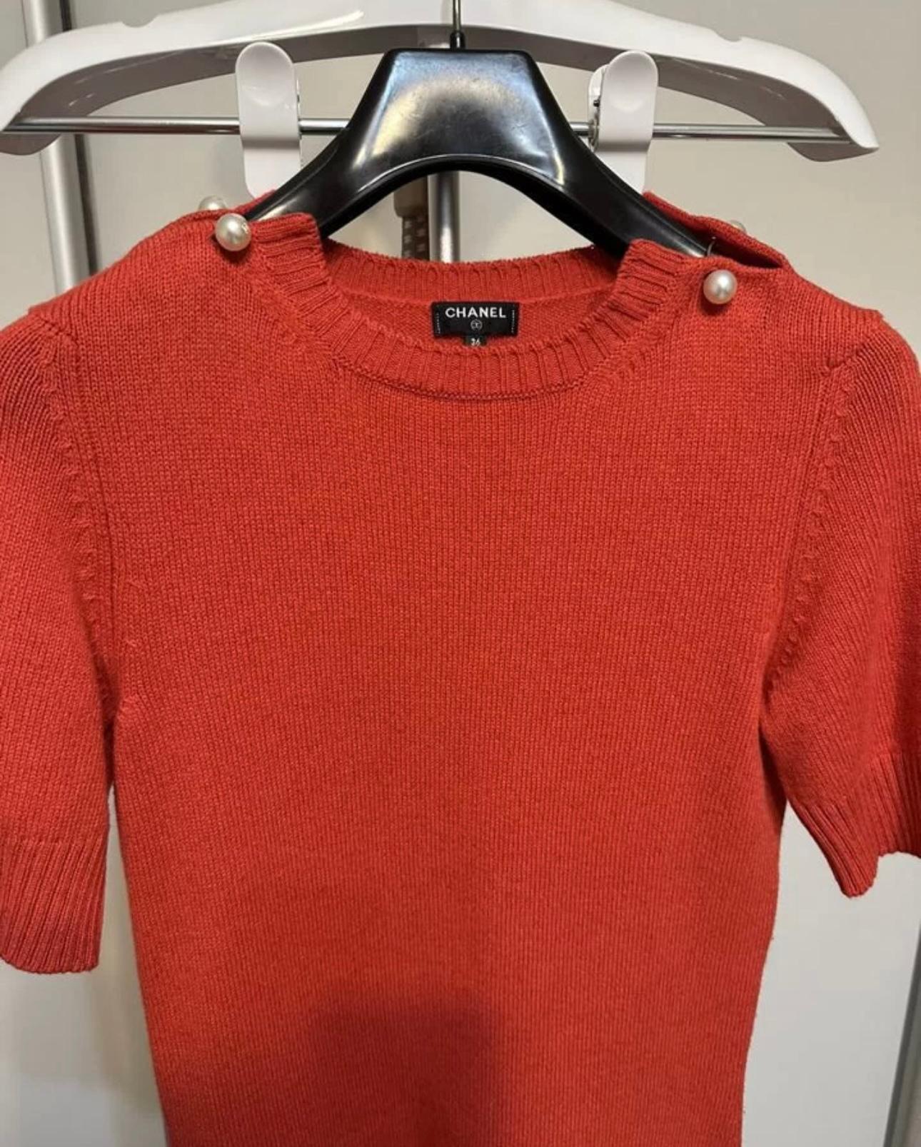 Women's or Men's Chanel CC Pearls Red Cashmere Dress For Sale