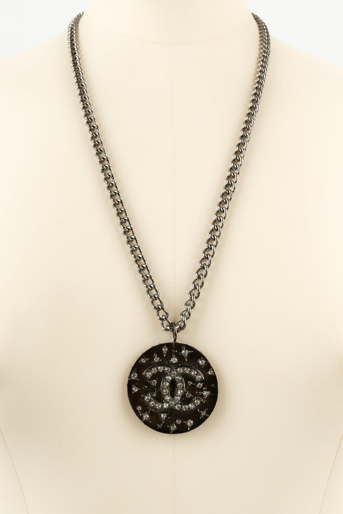 Chanel CC Pendant Necklace in Dark Silver-Plated Metal In Good Condition For Sale In SAINT-OUEN-SUR-SEINE, FR