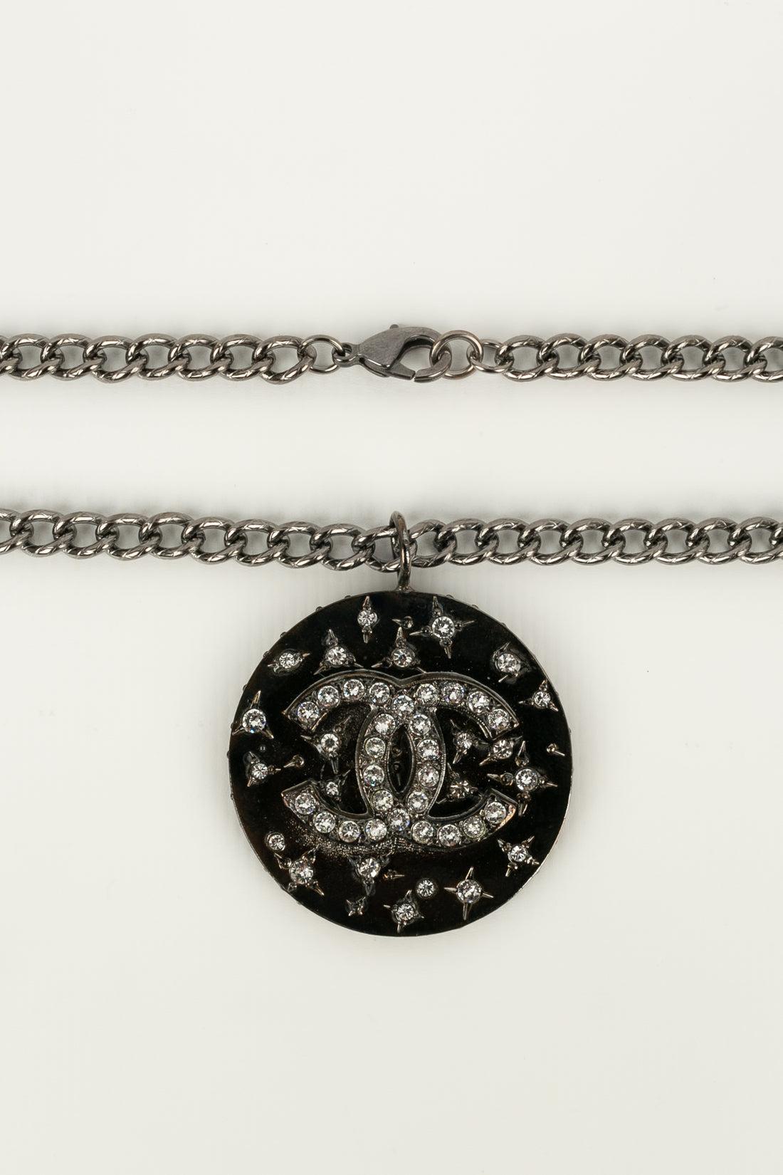 Chanel CC Pendant Necklace in Dark Silver-Plated Metal For Sale 1