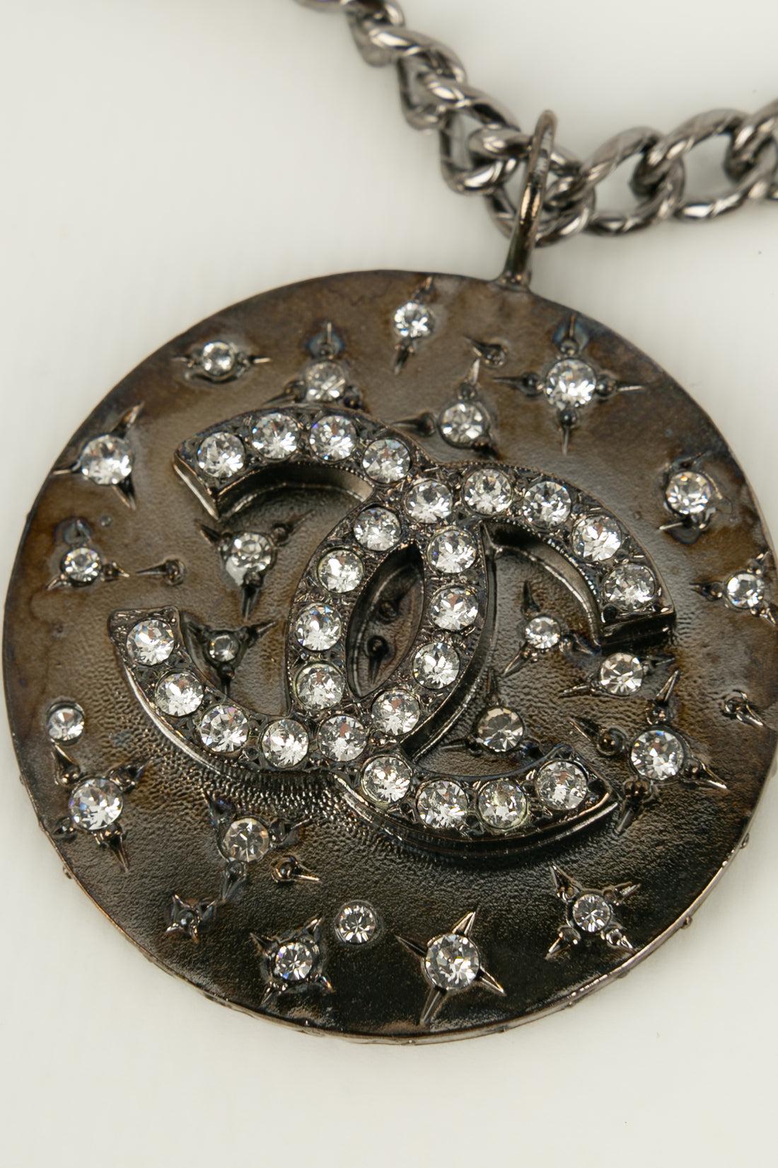 Chanel CC Pendant Necklace in Dark Silver-Plated Metal For Sale 2