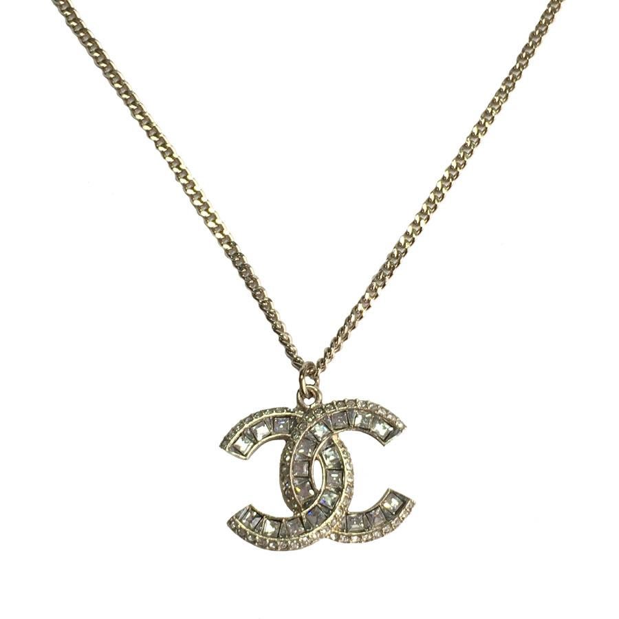 CHANEL necklace in gilded metal with a CC set with square and round brilliant. 

Never worn. Brand etched on the clasp.

Dimensions: length 42.5 cm worn short and length worn in saltire: 60 cm. It is short at 42.5 cm or 60 cm long.

This lovely