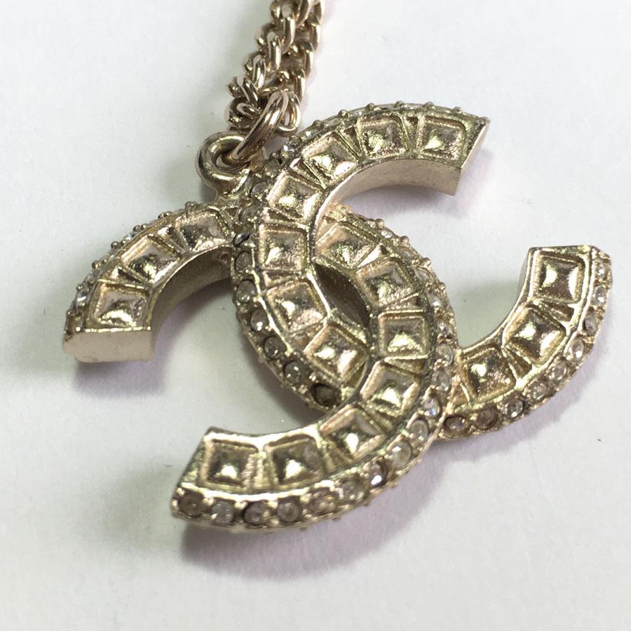 CHANEL CC Pendant Necklace in Gilt Metal and Strass In New Condition In Paris, FR
