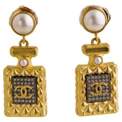 Boucles d'oreilles pendantes pour flacon de parfum CC en fausse perle de Chanel