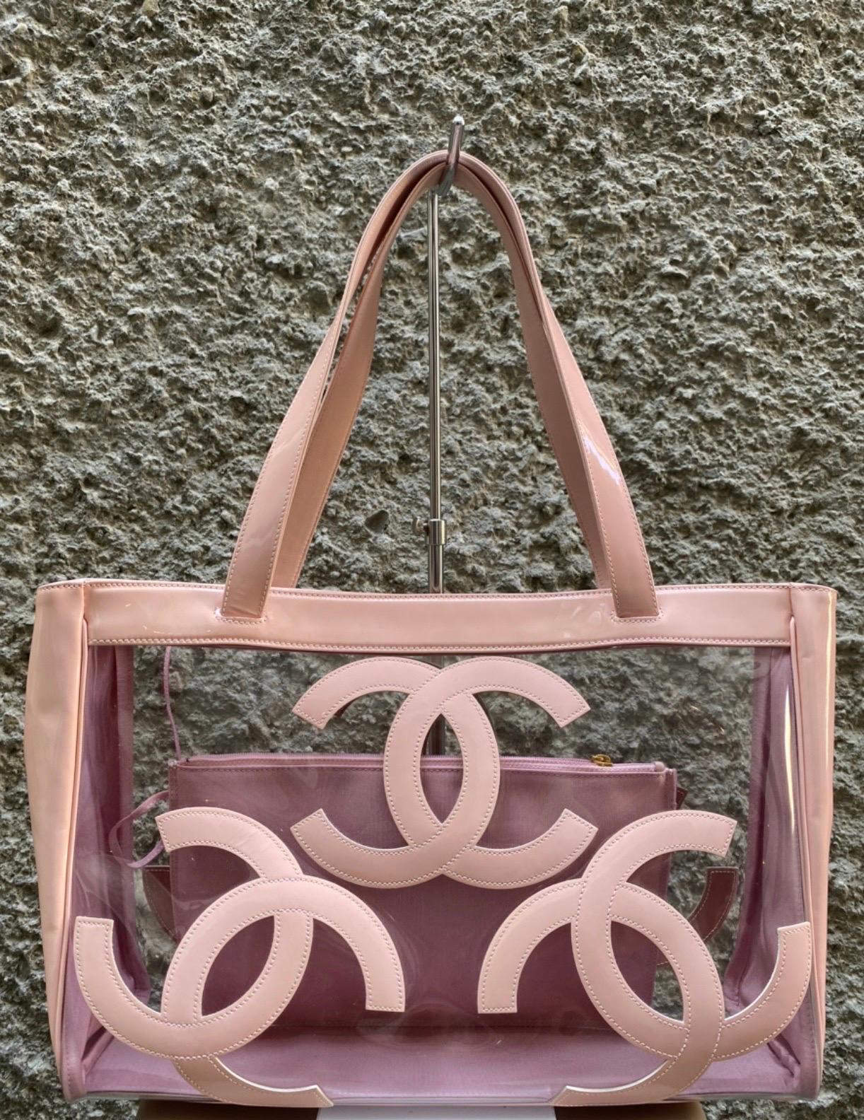 Chanel pvc bag, in pink patent leather with transparent parts in pvc, dimensions: length 43 cm, height 28 cm, width 12 cm, handles height 23 cm, inside there is a document pouch, in very good condition