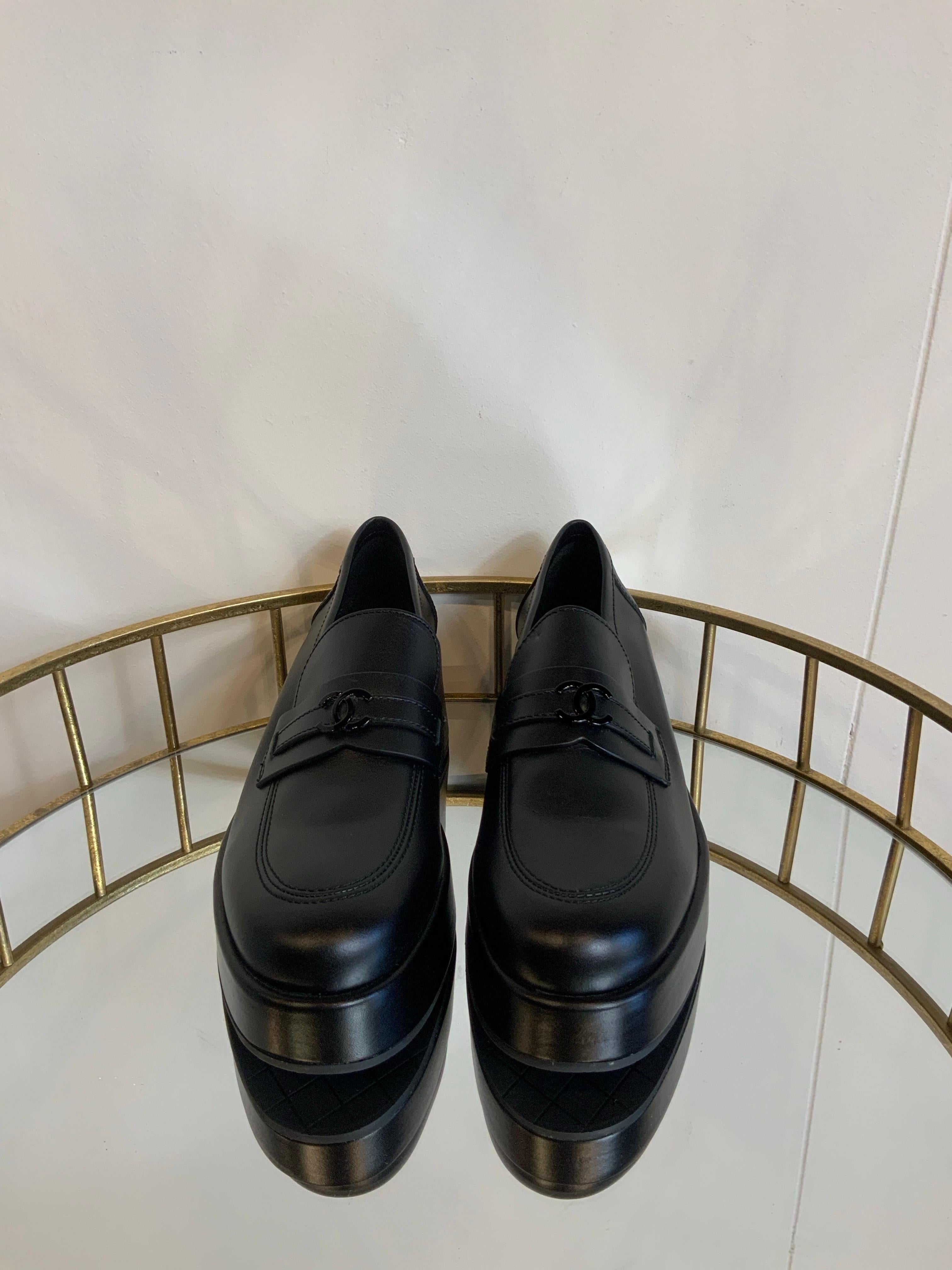 Chanel CC Platform 2022 loafer.
In black leather with Chanel detail on the front.
Italian number 41.5.
Sole 27 cm
Heel 6 cm
Plateau 3 cm
Very small lateral mark as shown in the photo.
In excellent condition, used only once for shooting, like