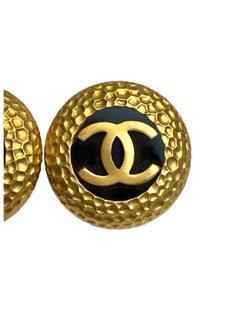 Chanel CC – goldene Clip-Ohrringe mit Plissee-Design