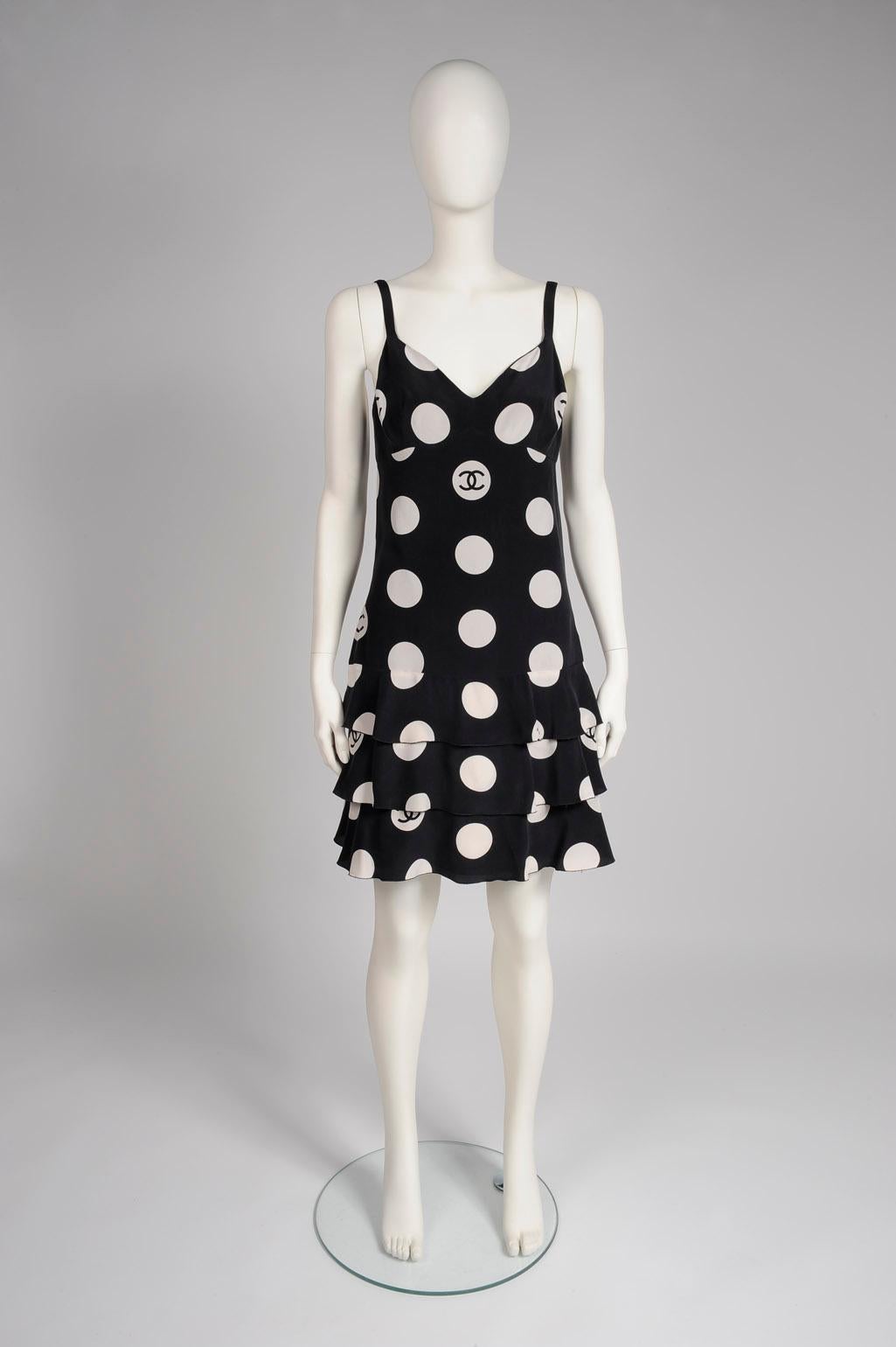 There's never a wrong time for polka dots. Especially when they are part of Rihanna's wardrobe and their daddy is Karl Lagerfeld for Chanel ! From the 1997 Spring-Summer collection, this shift dress is just what you'll want to slip into on balmy