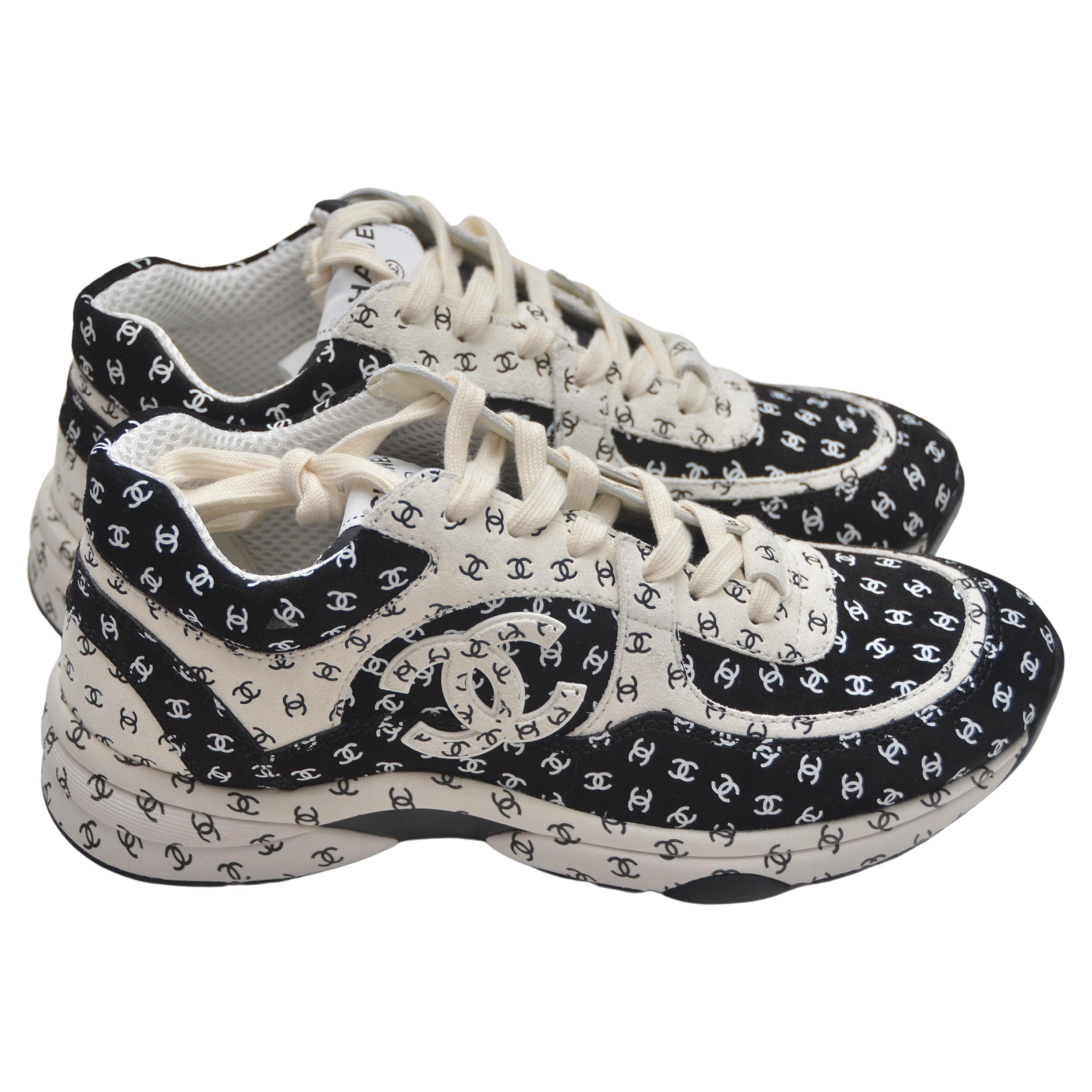 Zapatillas con estampado Chanel CC 
Agotado en tiendas
NUEVA con bolsa guardapolvo y caja
Talla 39 IT.Por favor, conoce tu talla en Chanel antes de comprar.
VENTA FINAL.