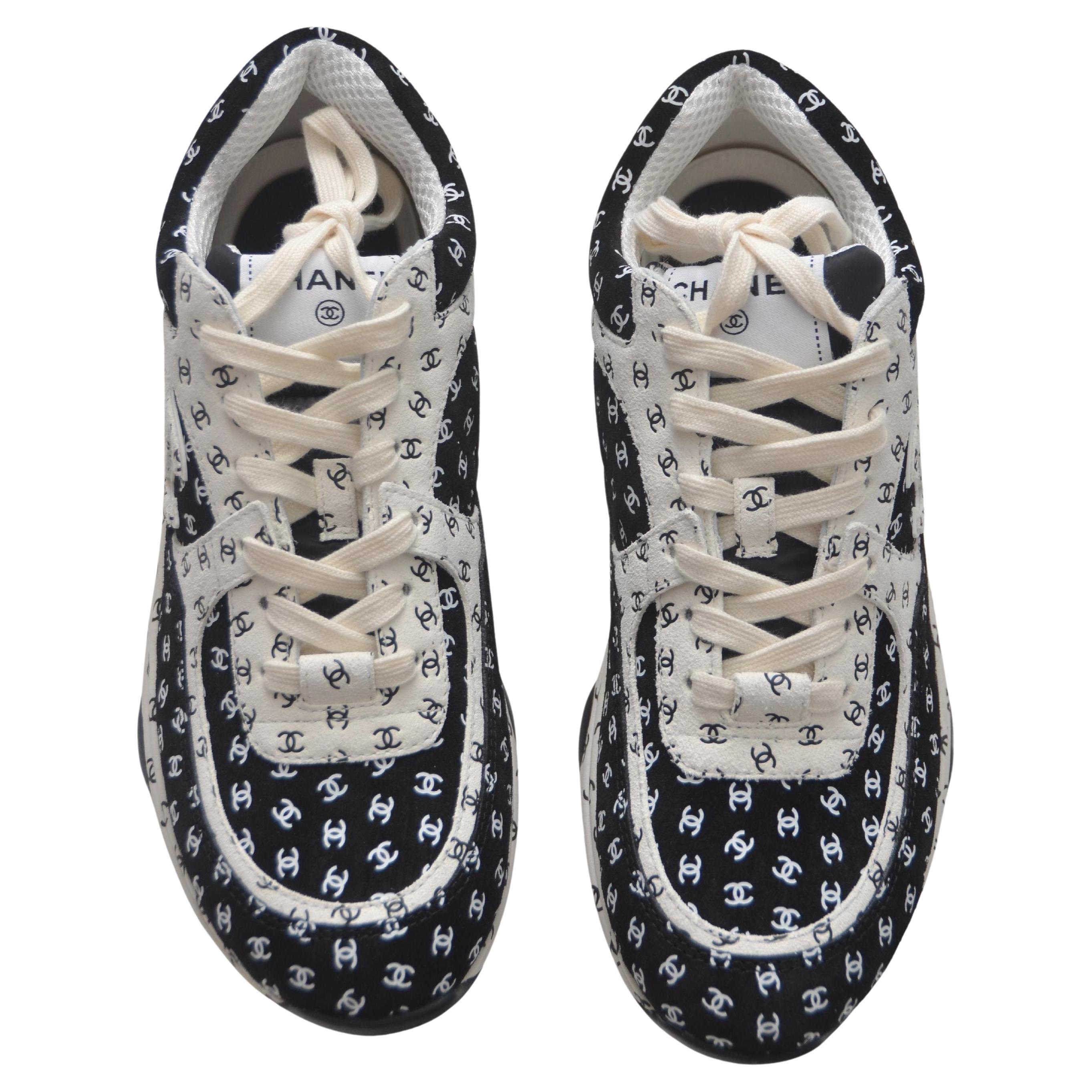 Chanel Zapatillas con estampado CC  NUEVO  Talla 39 Gris en venta
