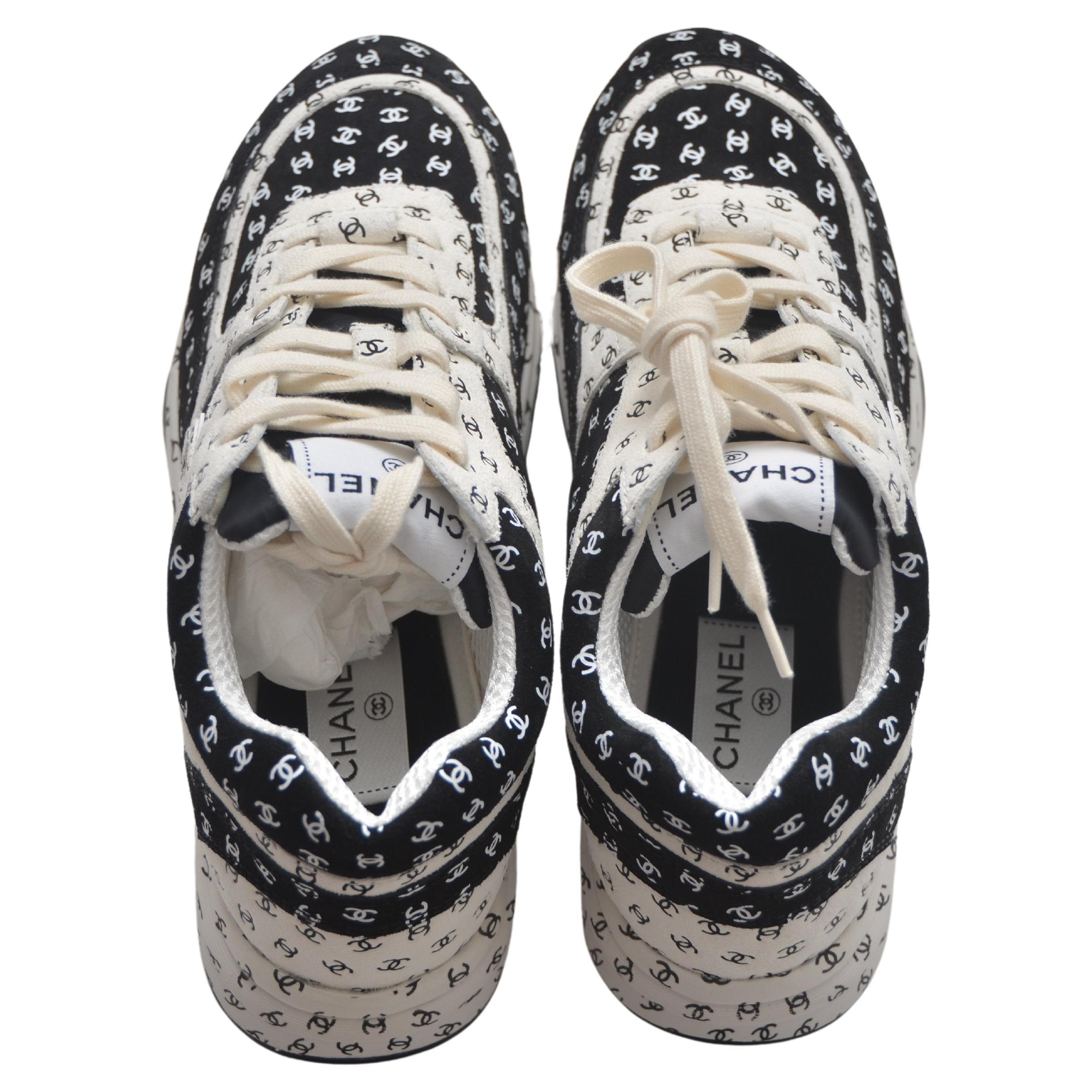 Chanel Zapatillas con estampado CC  NUEVO  Talla 39 en Nuevo estado para la venta en New York, NY