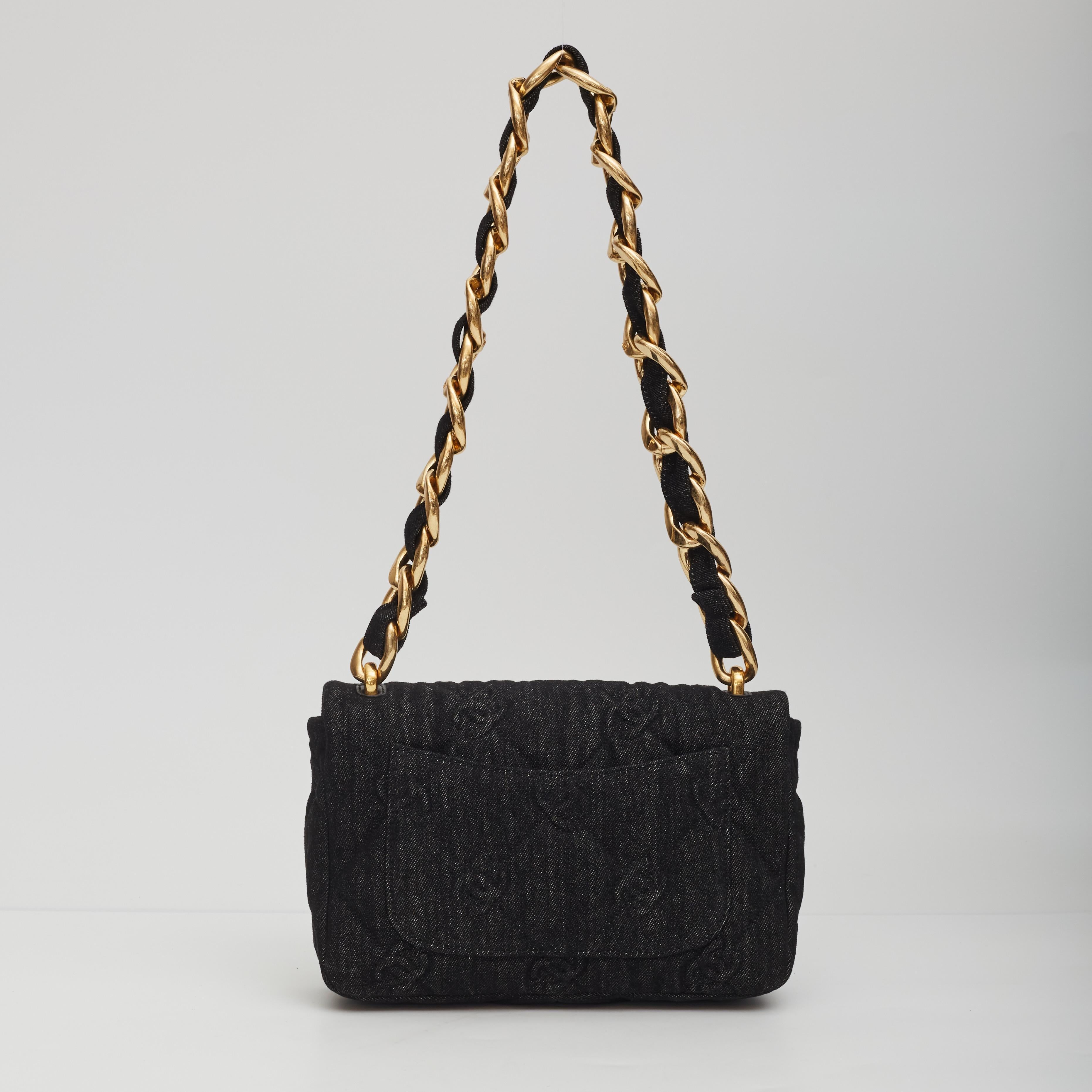This piece was featured during the 2022 spring-summer ready-to-wear collection. The bag is made of a deep blue/black denim and features an over sized gold tone chain interlaced with denim, a front flap with cc turn lock closure, diamond quilting