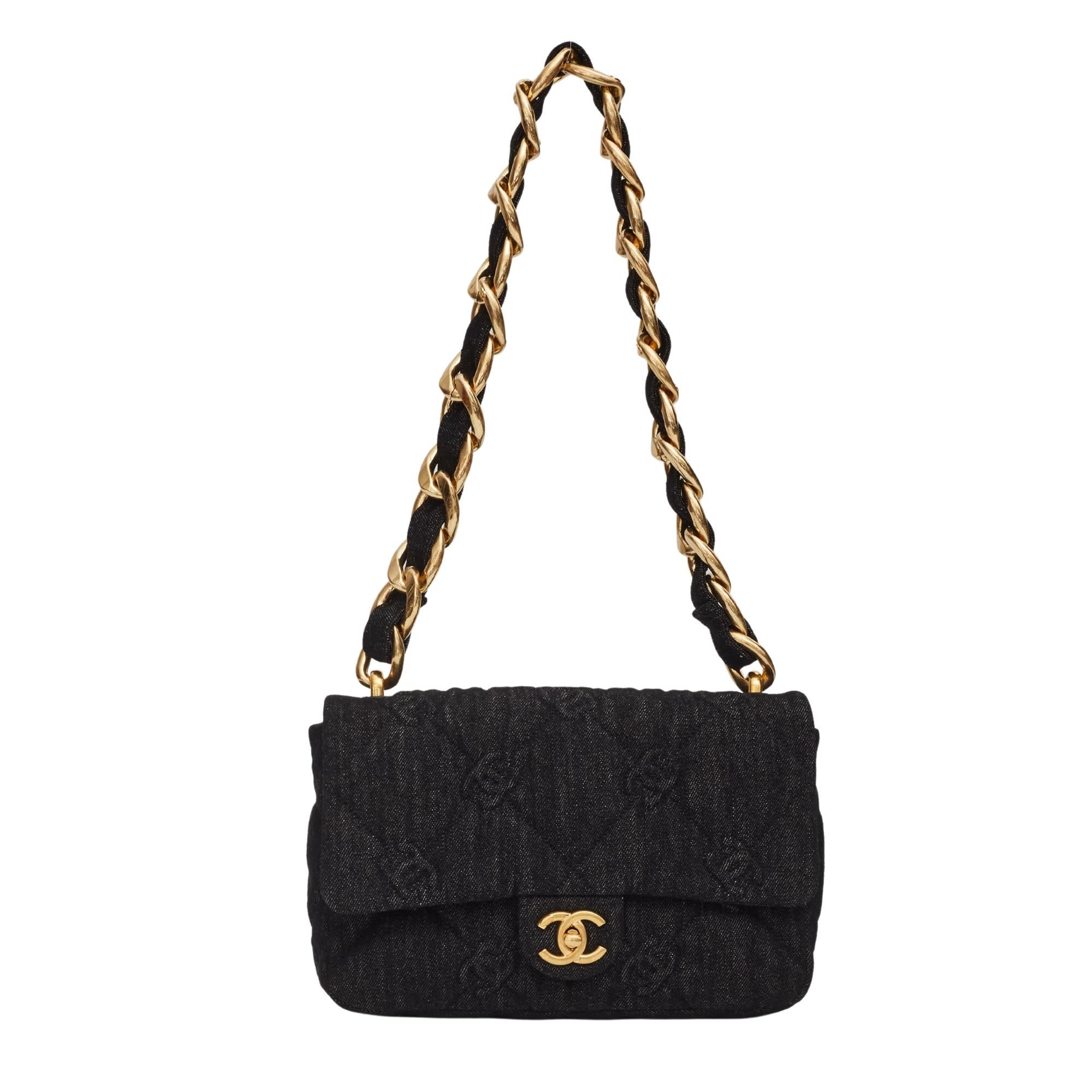 Chanel Cc Quilted Black Denim Medium Flap Bag (2022) In Excellent Condition For Sale In Montreal, Quebec