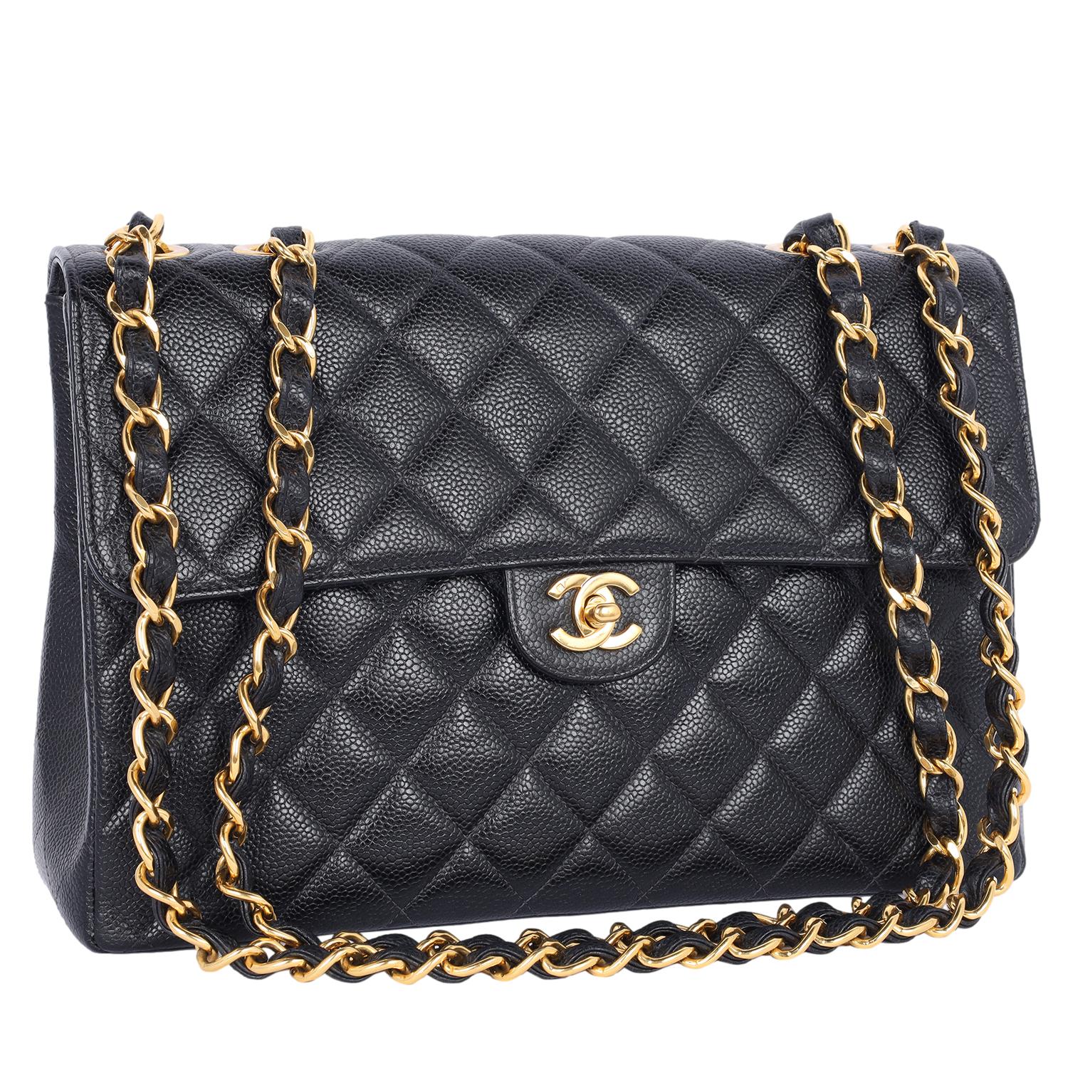 Authentique sac cross body en cuir noir caviar Chanel CC classic flap jumbo quilted. Le sac est doté d'un rabat plaqué or 24kt, d'une fermeture CC twist turn à l'avant, d'une poche latérale ouverte à l'arrière, d'une doublure en cuir noir Chanel,