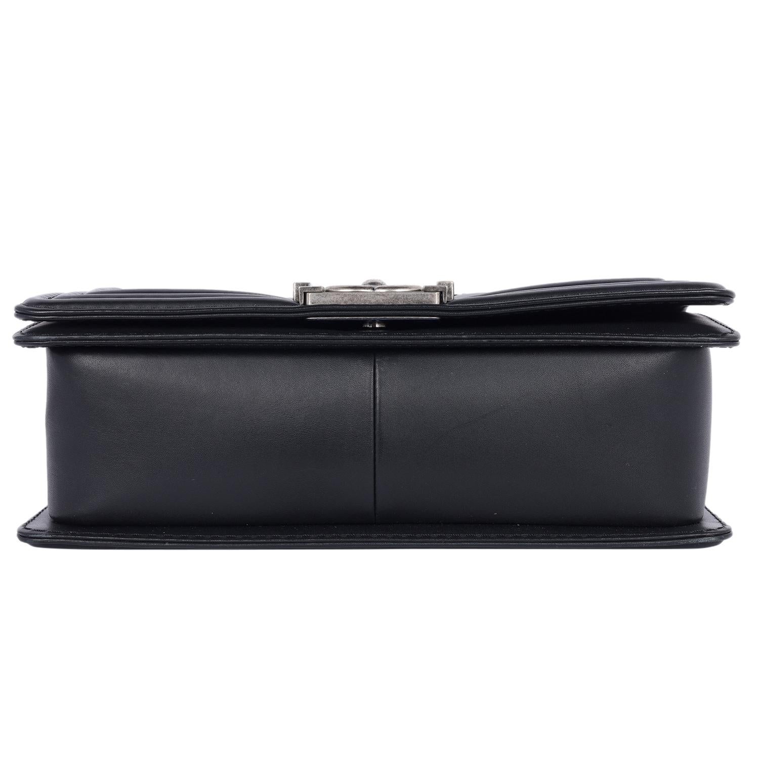 Chanel Bolso Boy de Piel Acolchado Negro Mediano Negro en venta 6
