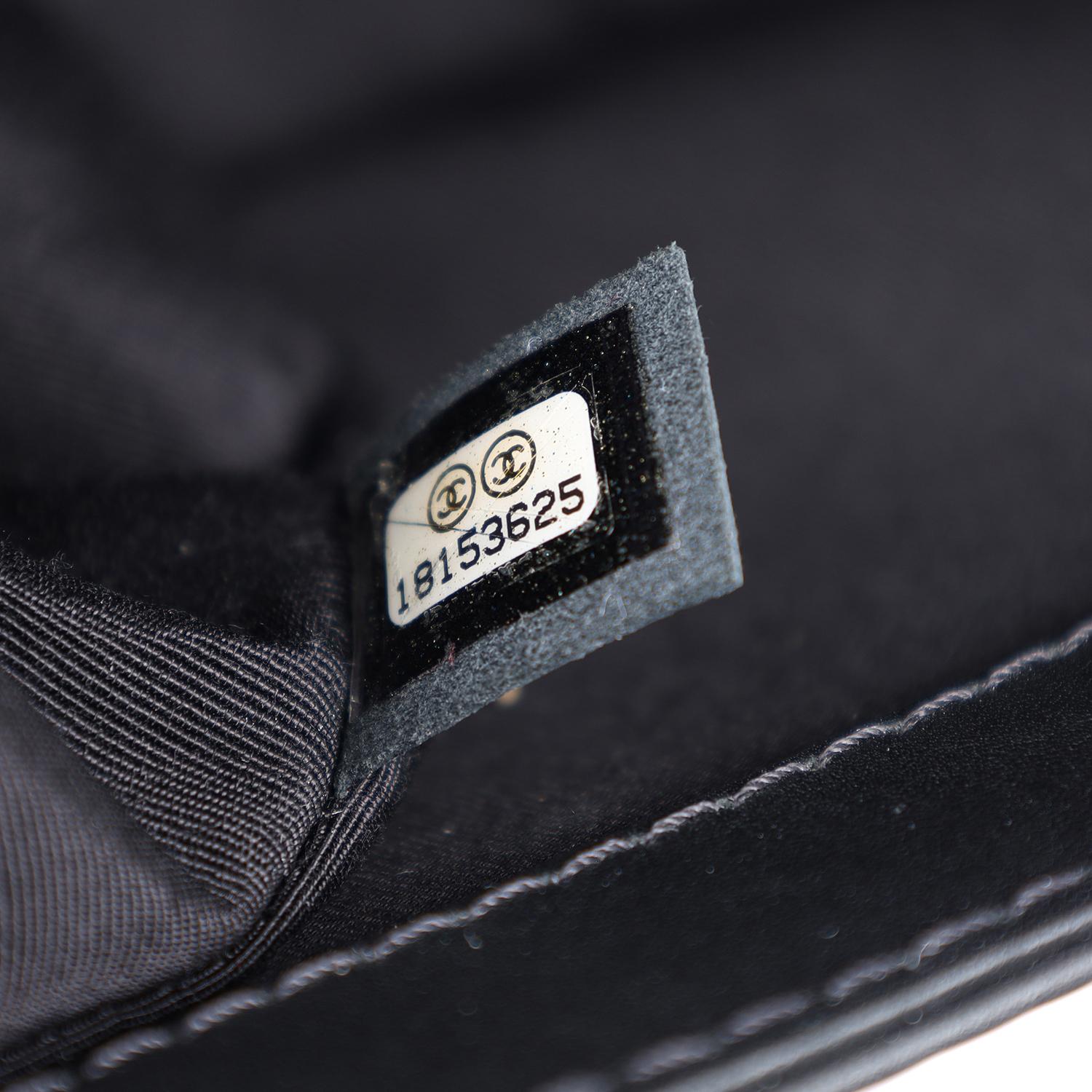 Chanel Bolso Boy de Piel Acolchado Negro Mediano Negro en venta 8