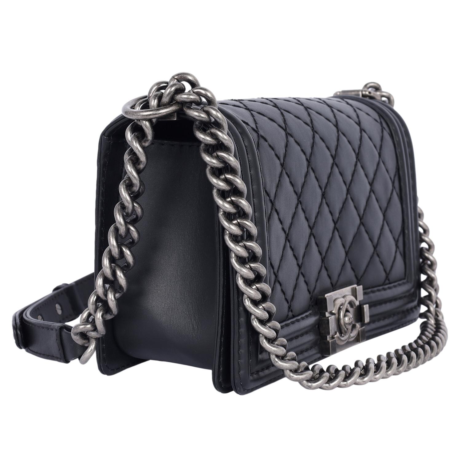 Chanel Bolso Boy de Piel Acolchado Negro Mediano Negro en venta 2