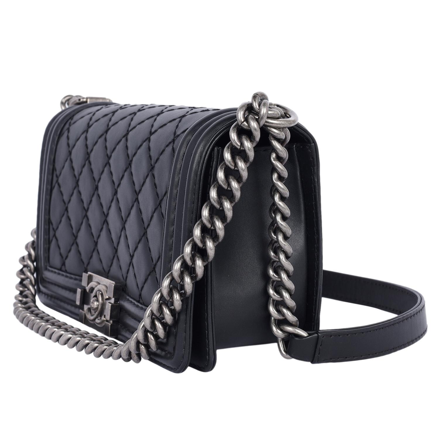 Chanel Bolso Boy de Piel Acolchado Negro Mediano Negro en venta 3