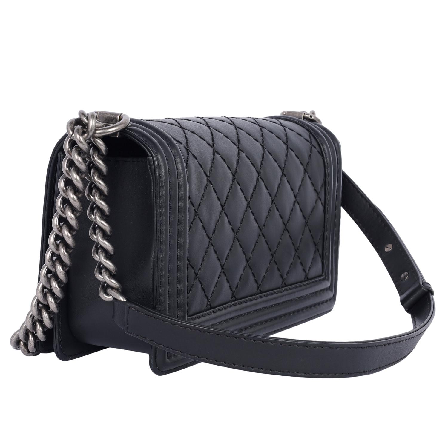 Chanel Bolso Boy de Piel Acolchado Negro Mediano Negro en venta 4