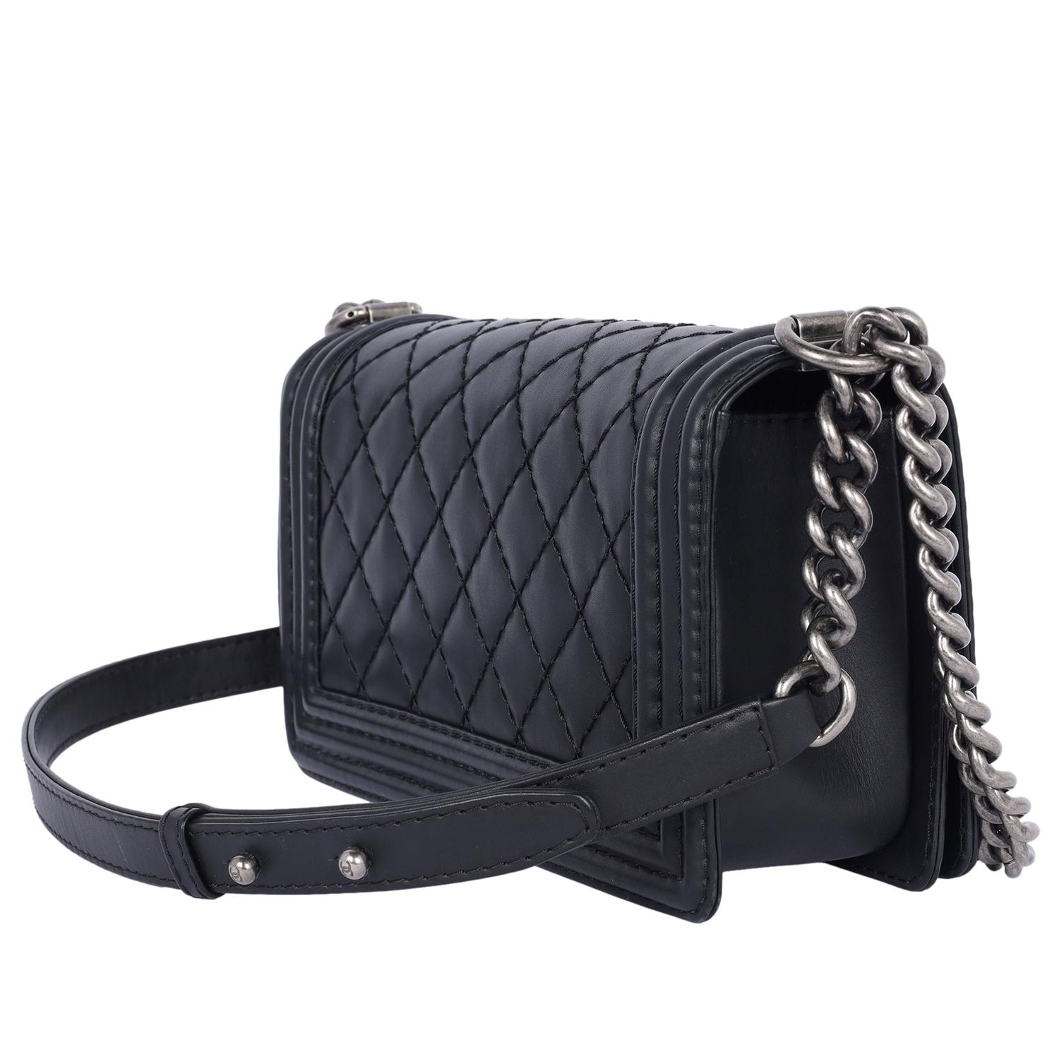 Chanel Bolso Boy de Piel Acolchado Negro Mediano Negro en venta 5