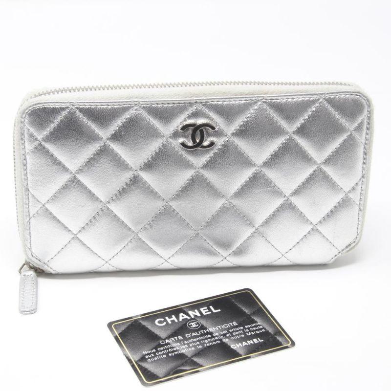 Chanel CC Quilted Leather Metallic Quilted Wallet CC-1029P-0015

This gorgeous Chanel Silver Quilted Leather L-Gusset Zip Wallet is perfect if you are seeking something chic and luxurious to organize your essentials such as bills, credit cards and