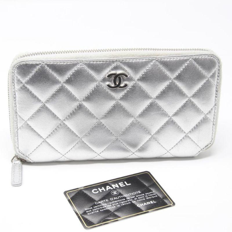 Chanel CC Portafoglio trapuntato in pelle metallizzata CC-1029P-0015

Questo splendido portafoglio Chanel Silver in pelle trapuntata con zip a L è perfetto se cerchi qualcosa di chic e lussuoso per organizzare i tuoi oggetti essenziali come