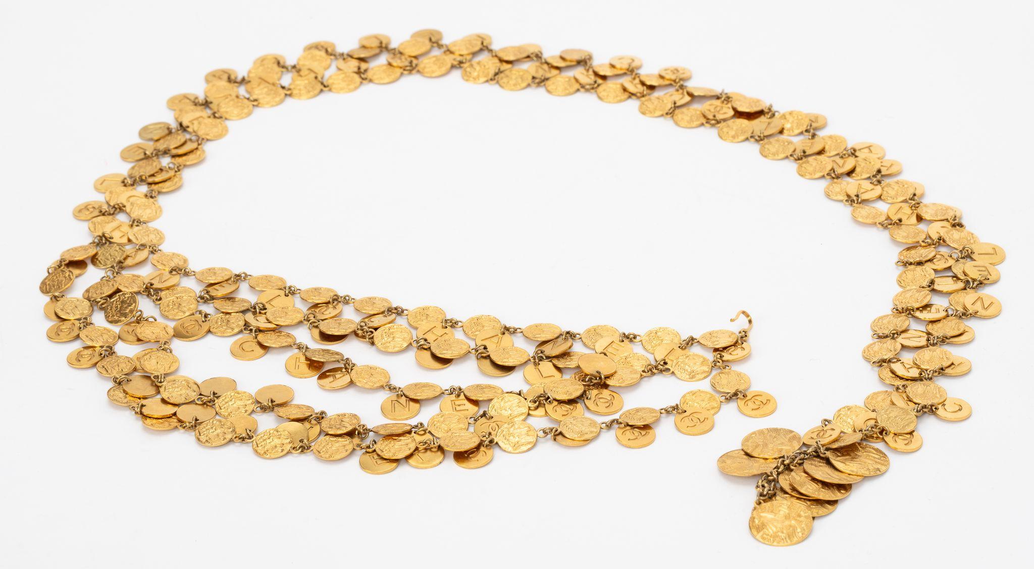 Der Chanel CC Coins Halskettengürtel besteht aus gehämmerten Münzen, die den Schriftzug Chanel ergeben. Kann lang, doppelt oder dreilagig getragen werden. Collection'S Frühling 93. Kommt mit Originalverpackung.