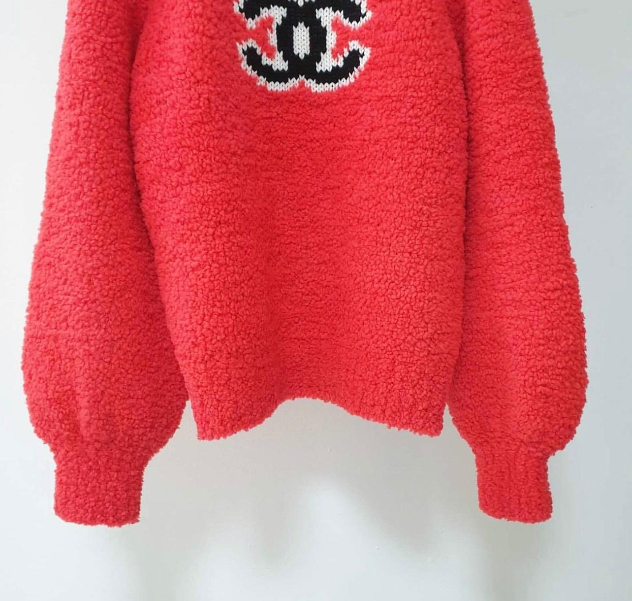 Chanel CC Red Teddy Sweater In Excellent Condition In Krakow, PL