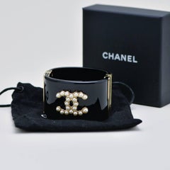 Chanel - Bracelet en résine avec fausses perles - noir