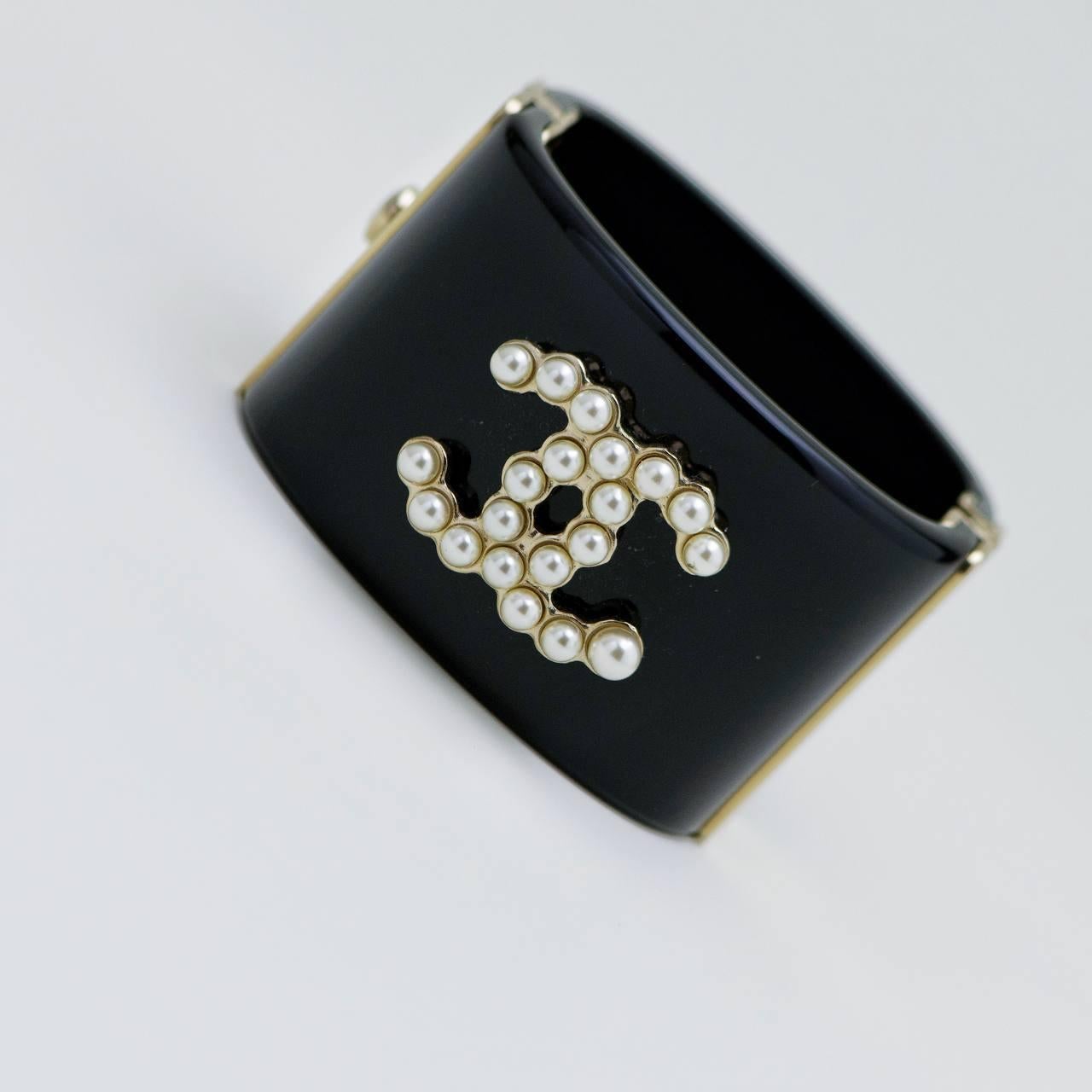 Chanel - Bracelet en résine avec fausses perles - noir Excellent état - En vente à Banbury, GB