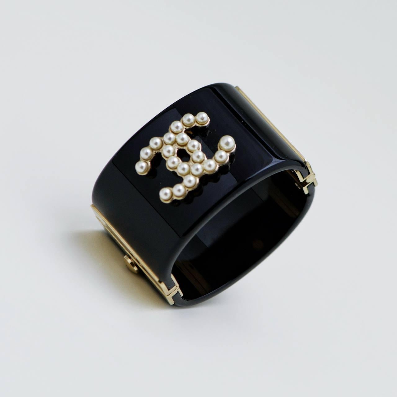 Chanel - Bracelet en résine avec fausses perles - noir en vente 1