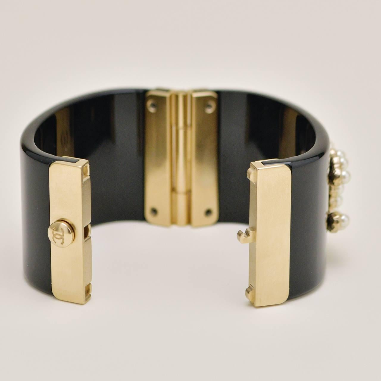 Chanel - Bracelet en résine avec fausses perles - noir en vente 2