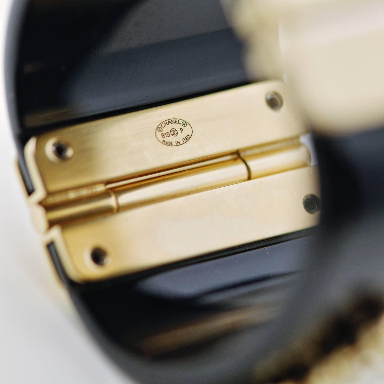 Chanel - Bracelet en résine avec fausses perles - noir en vente 3