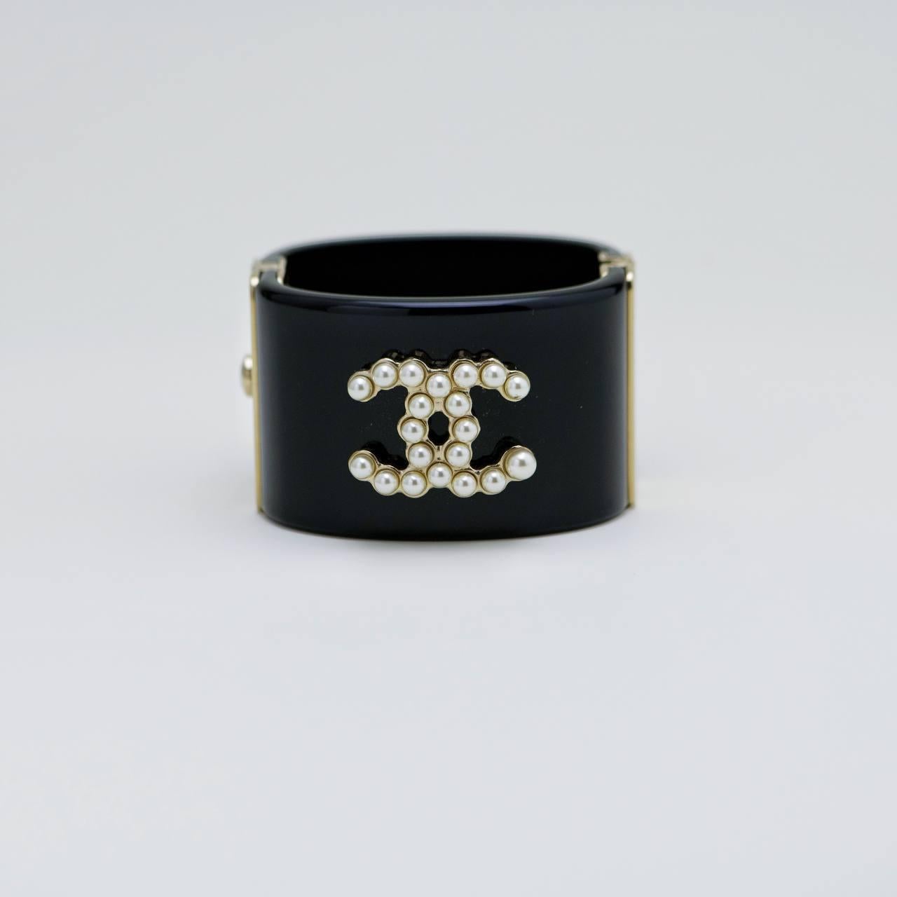Chanel - Bracelet en résine avec fausses perles - noir en vente 4
