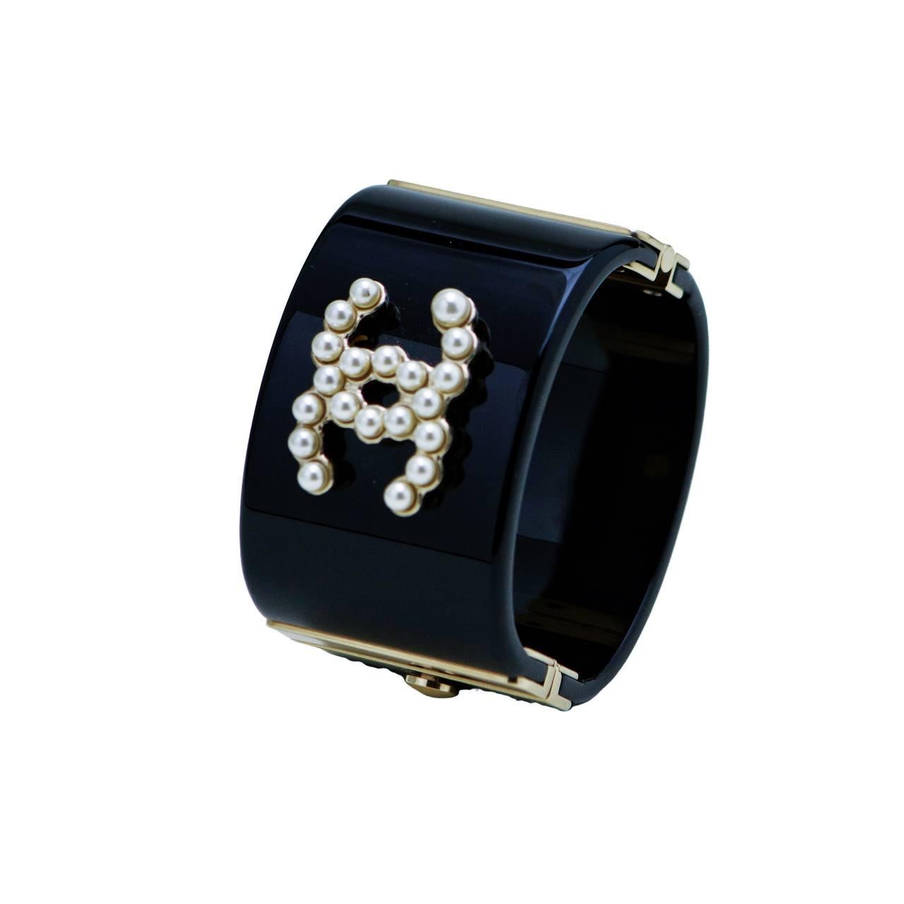 Bracciale Chanel CC in resina con finte perle nere